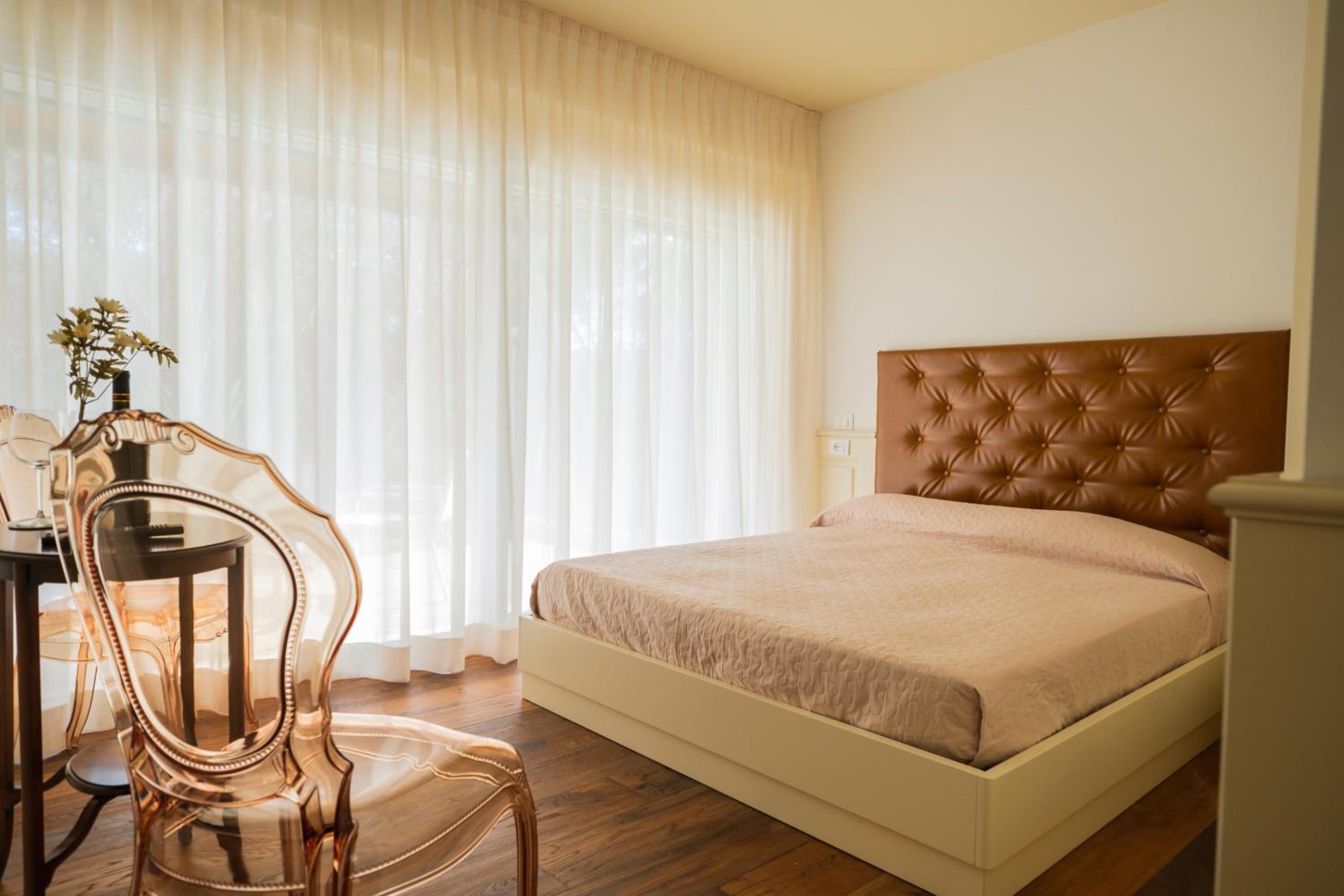 Queen Room with Pool View - Photo 1