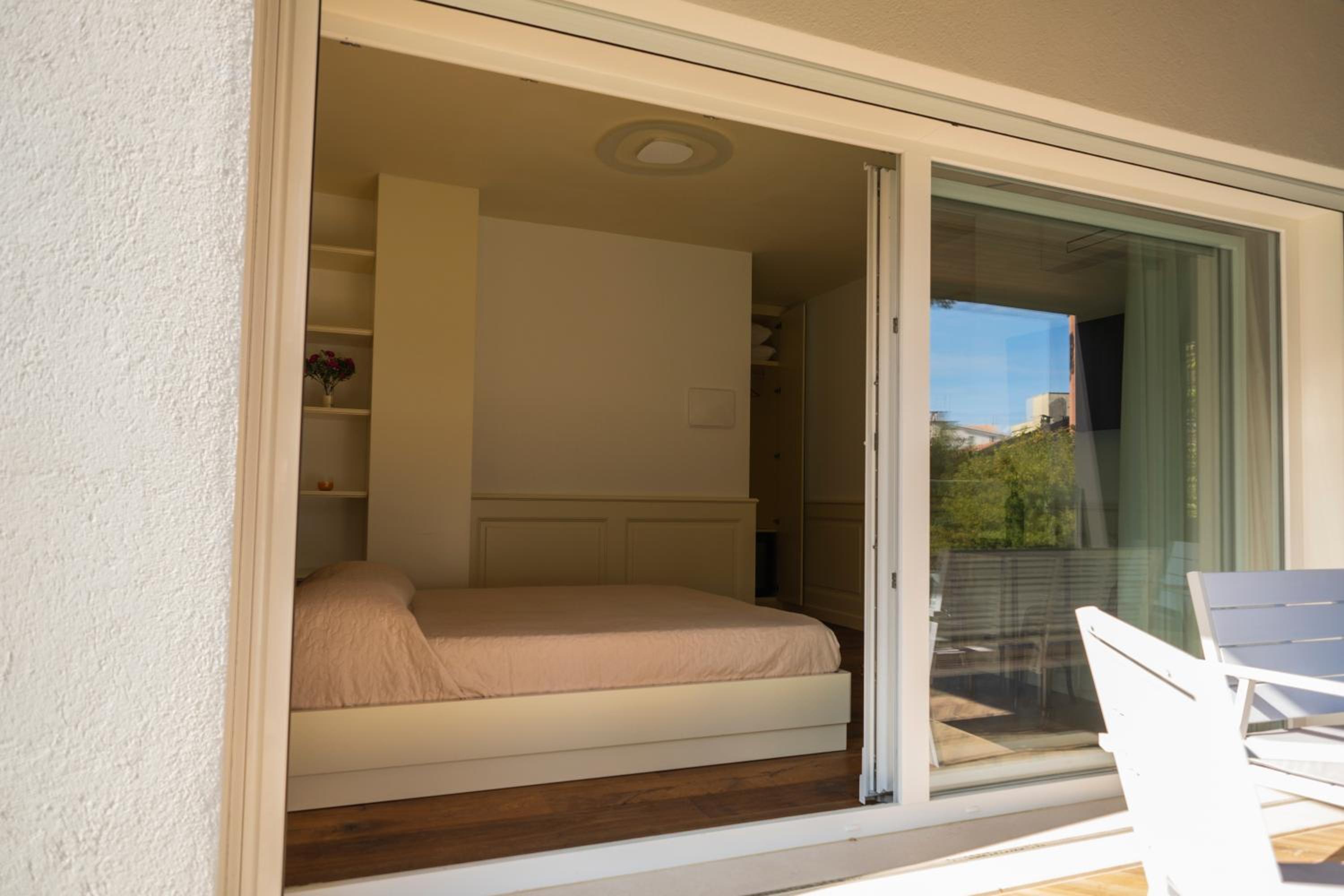 Queen Room with Pool View - Photo 17