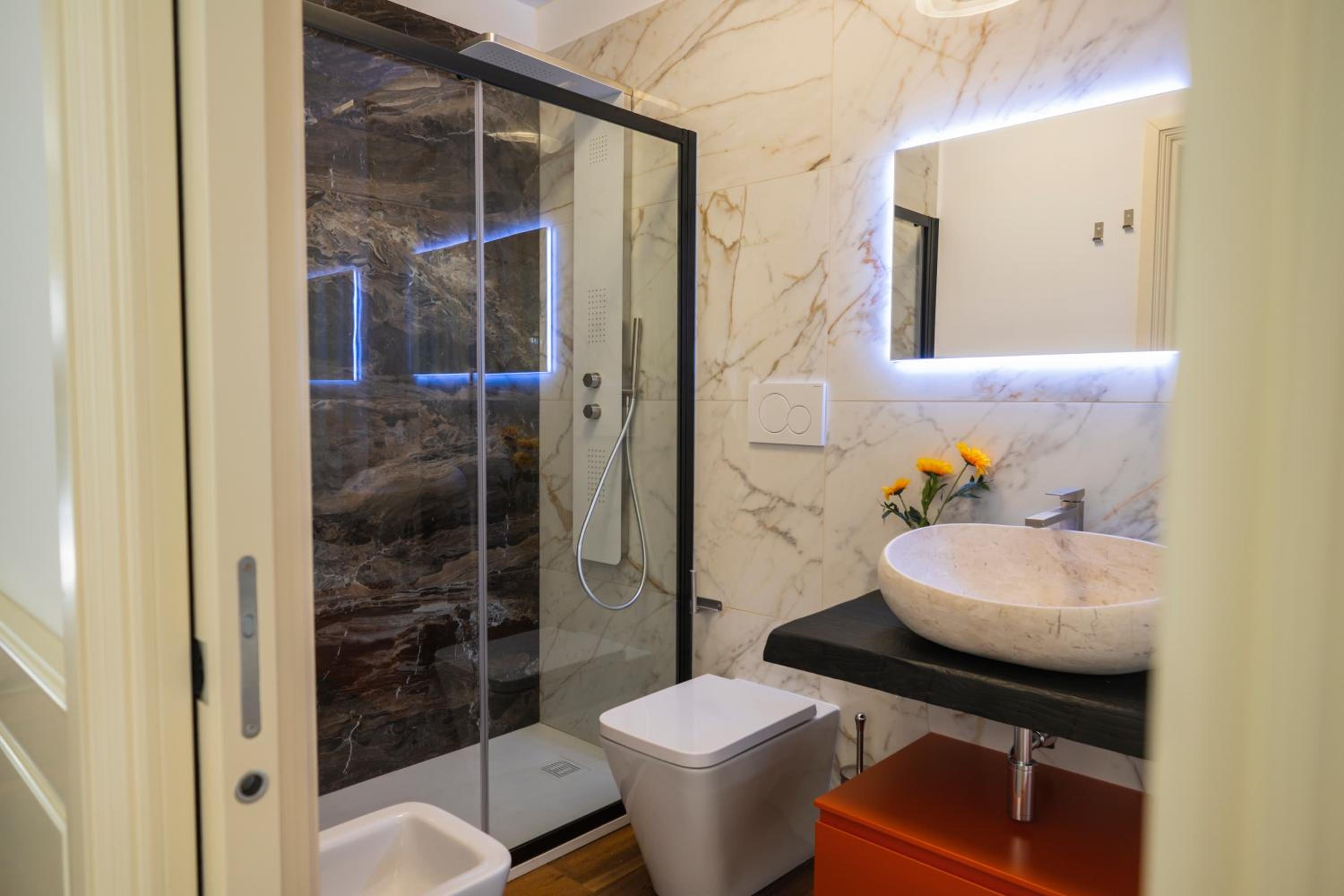 Queen Room with Pool View - Photo 9