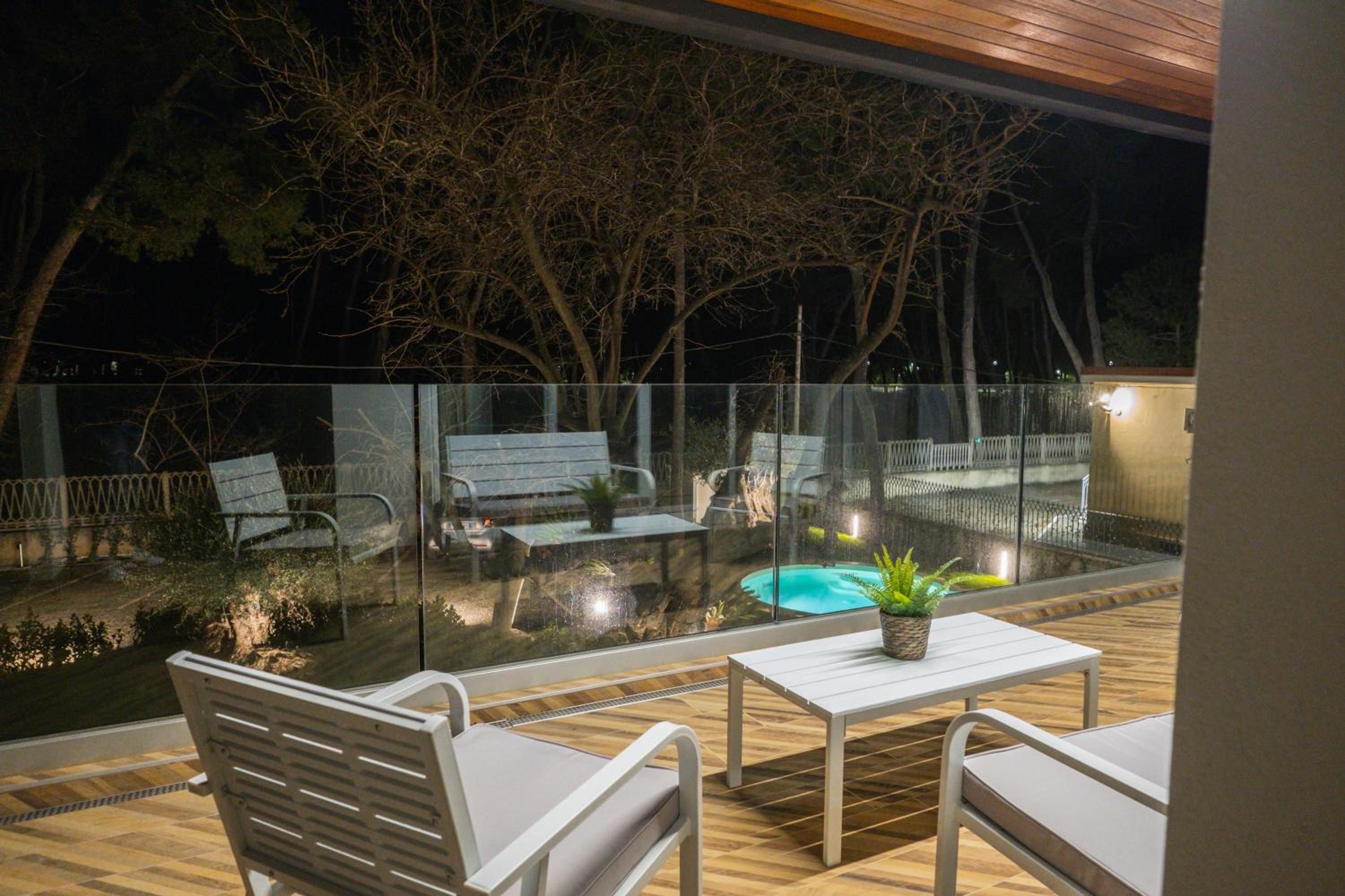 Queen Room with Pool View - Photo 6