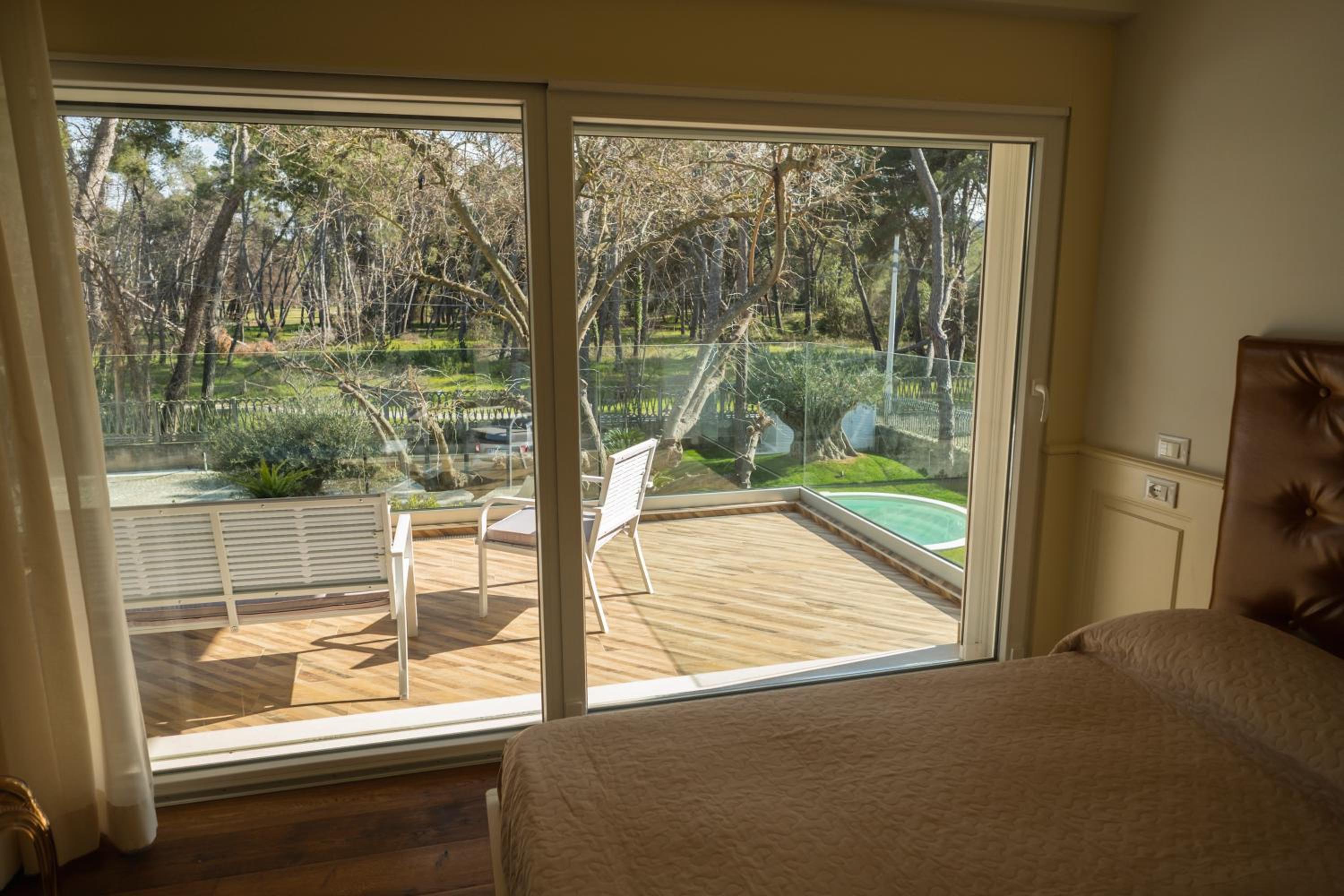 Queen Room with Pool View - Photo 3