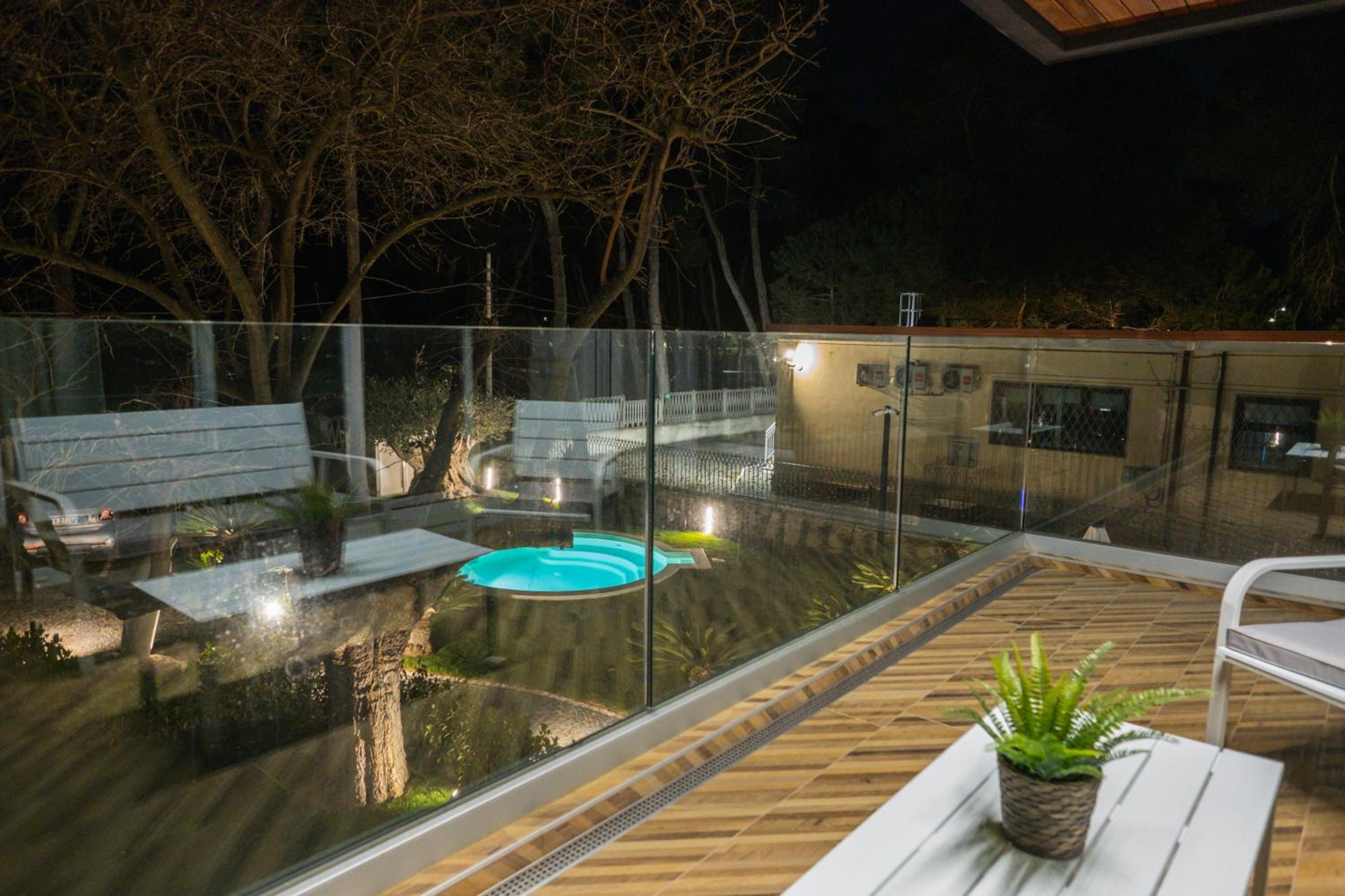 Queen Room with Pool View - Photo 4