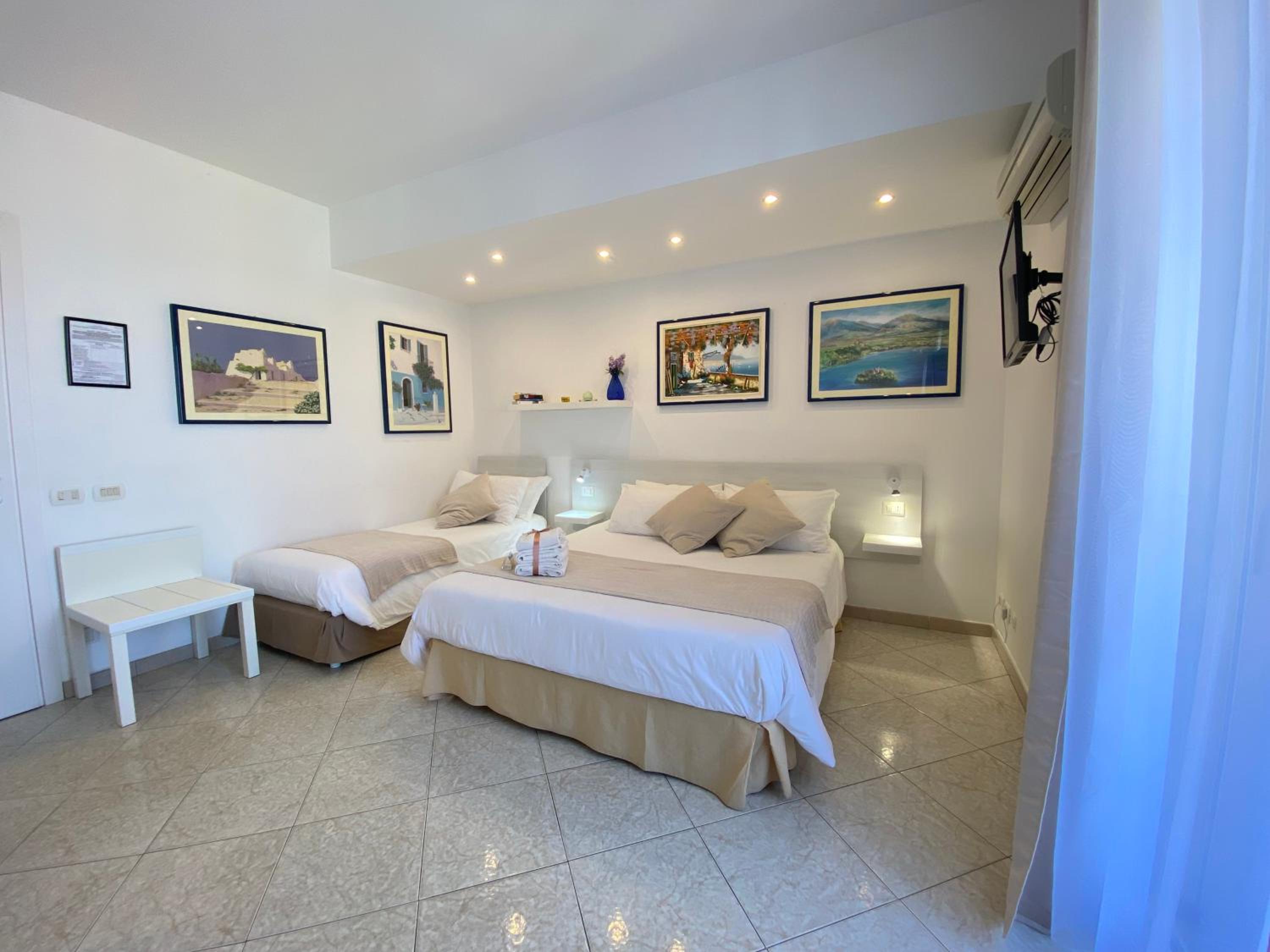 Camera Tripla vista mare con balcone
