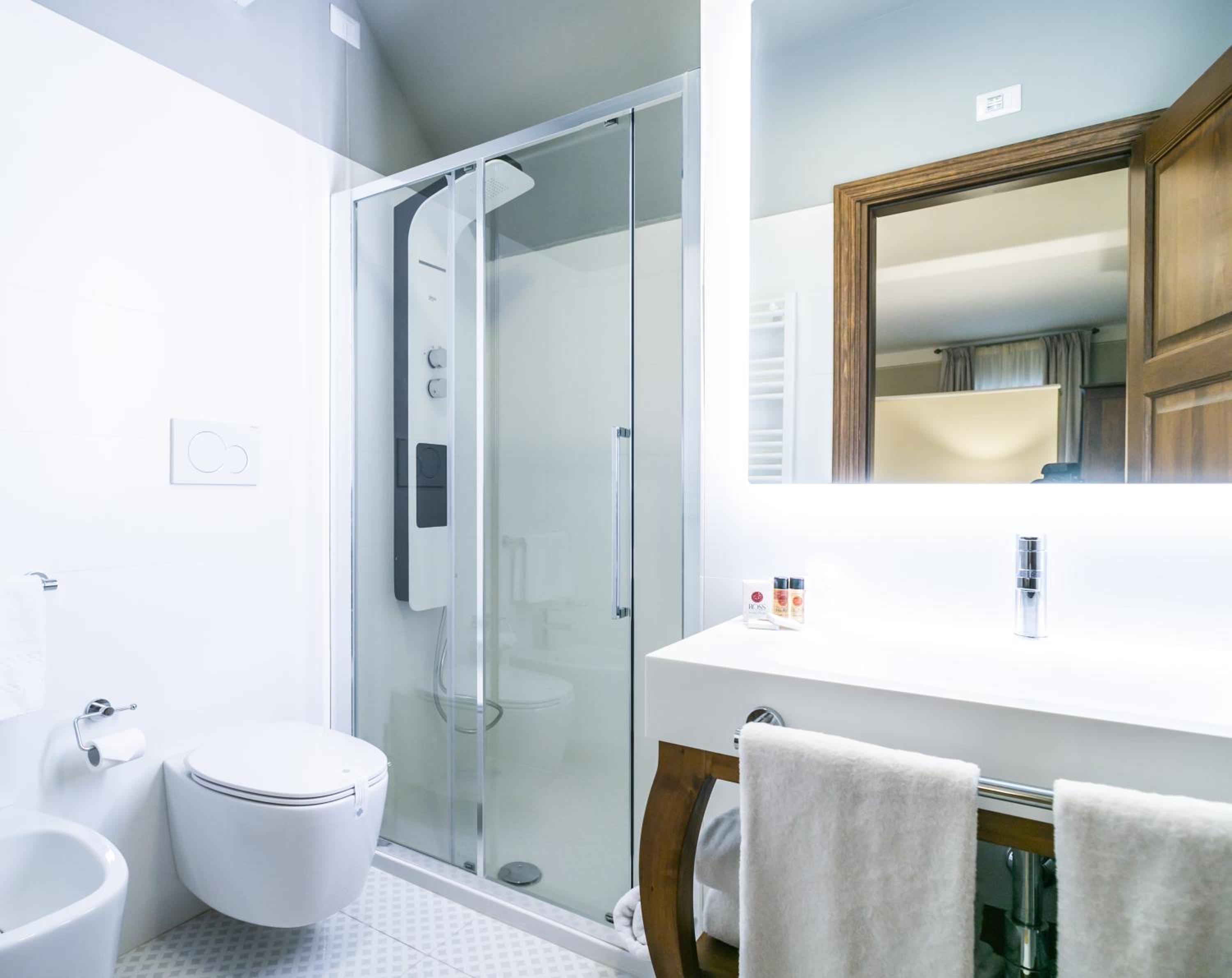 Suite with Spa Access - Photo 16
