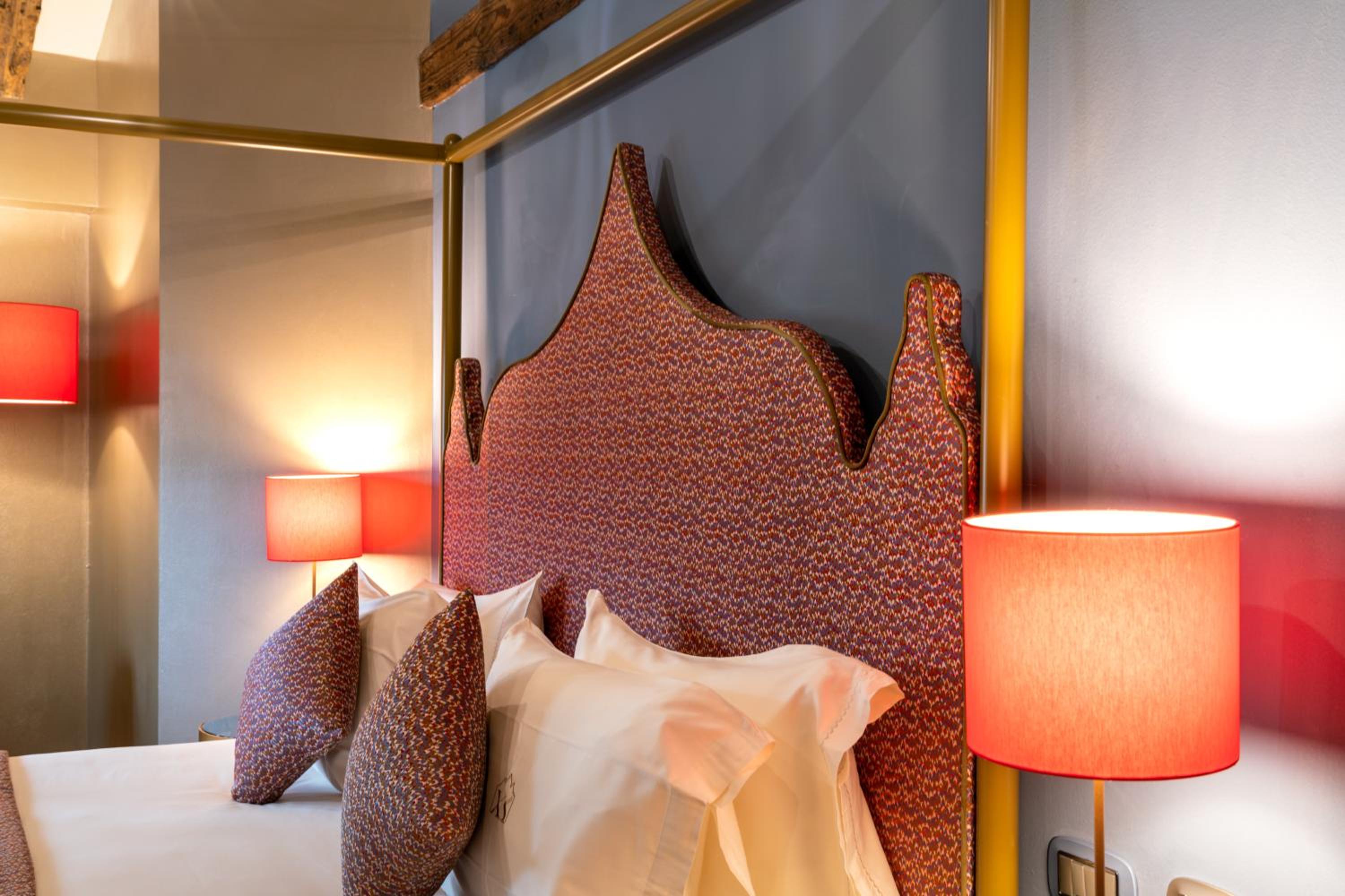 Deluxe Double Room with Canal View thumbnail 6
