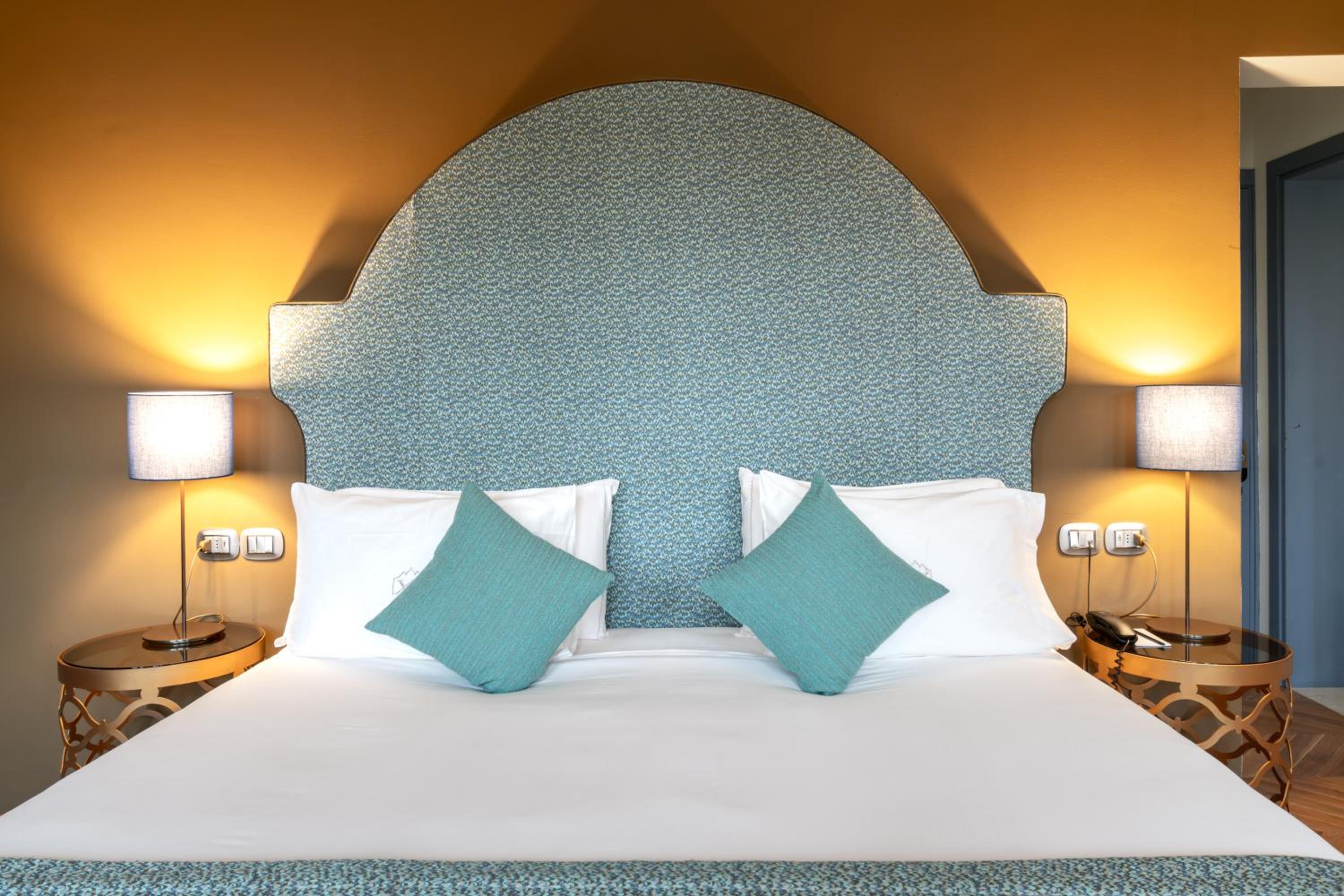 Deluxe Double Room with Garden View thumbnail 6