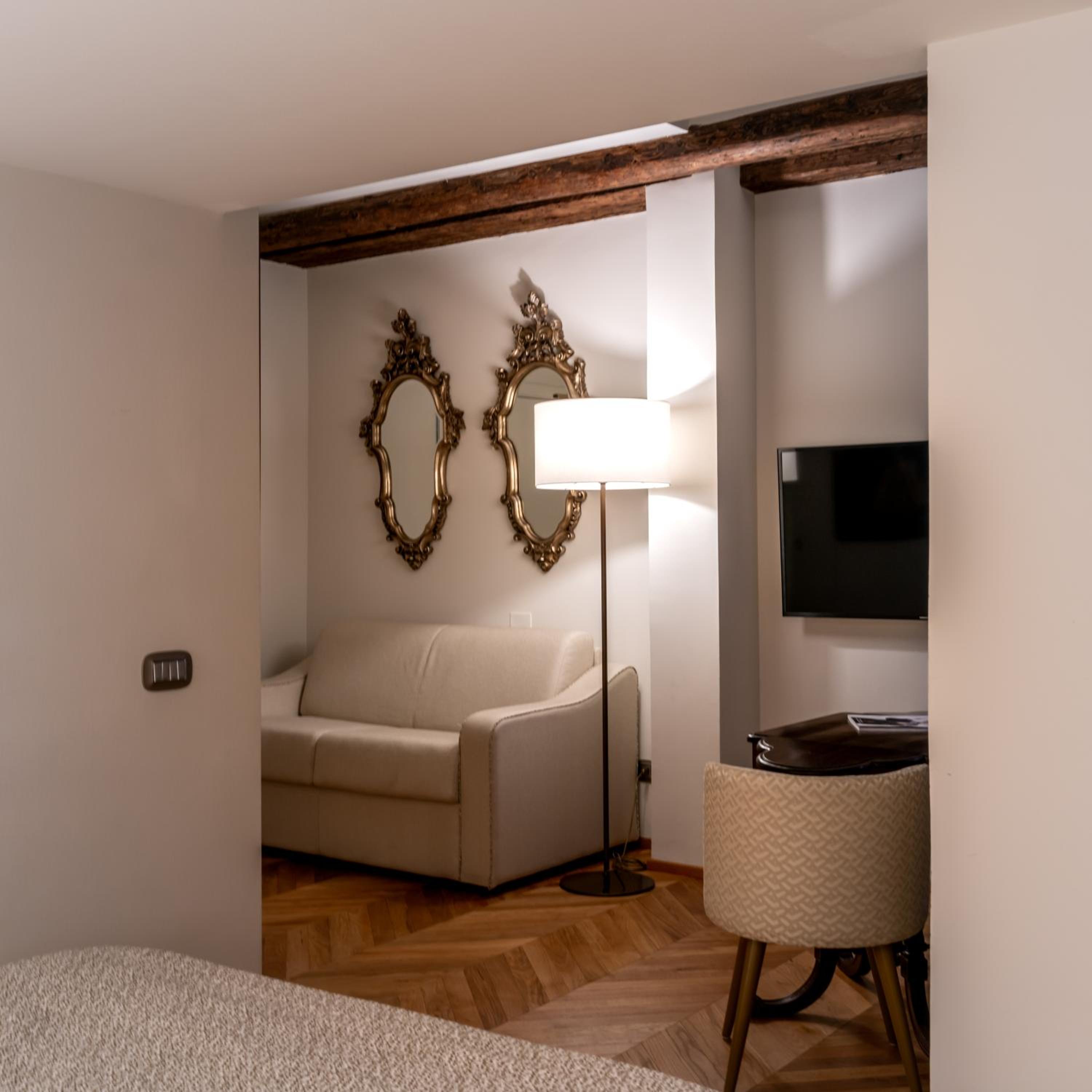 Junior Suite with Garden View thumbnail 6