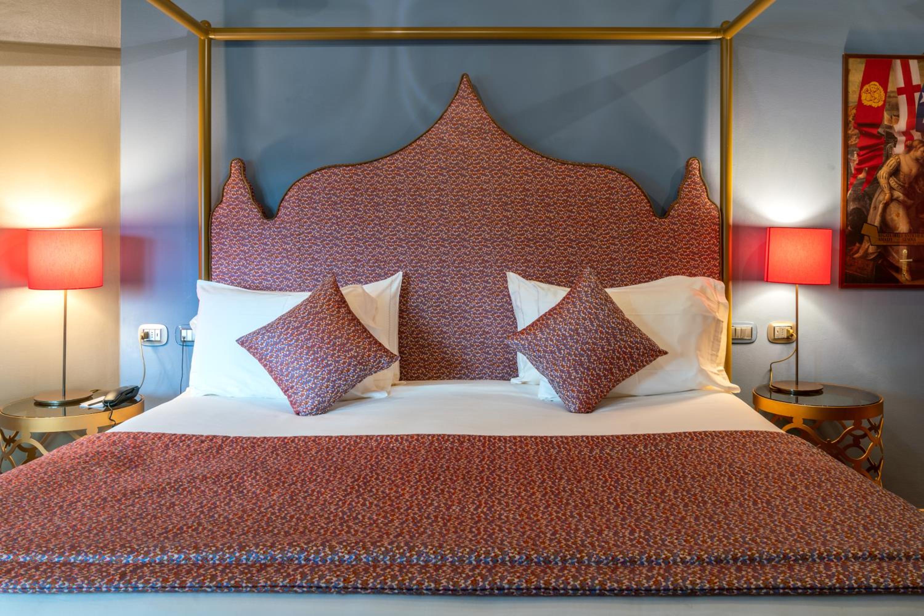 Deluxe Double Room with Canal View thumbnail 6