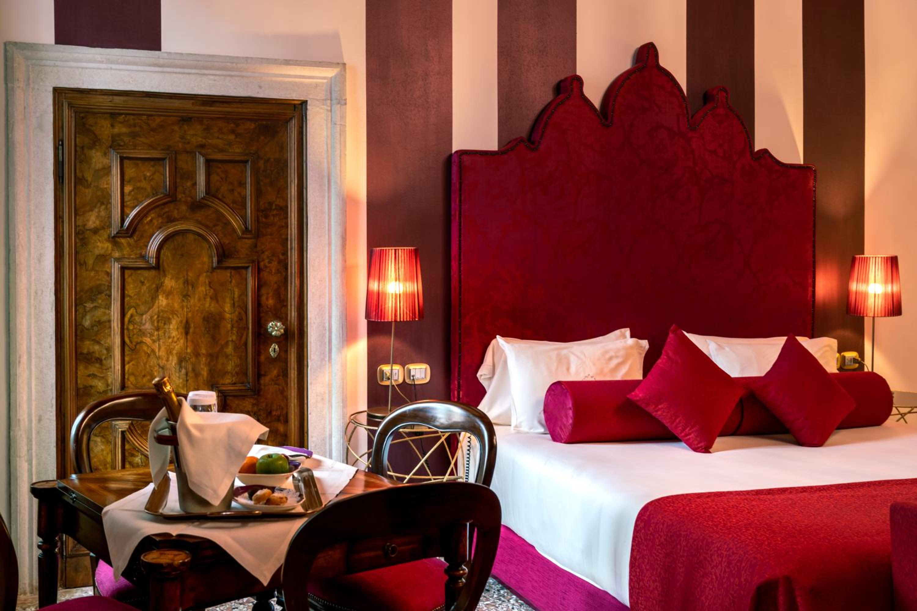 Deluxe Junior Suite with Canal View thumbnail 5