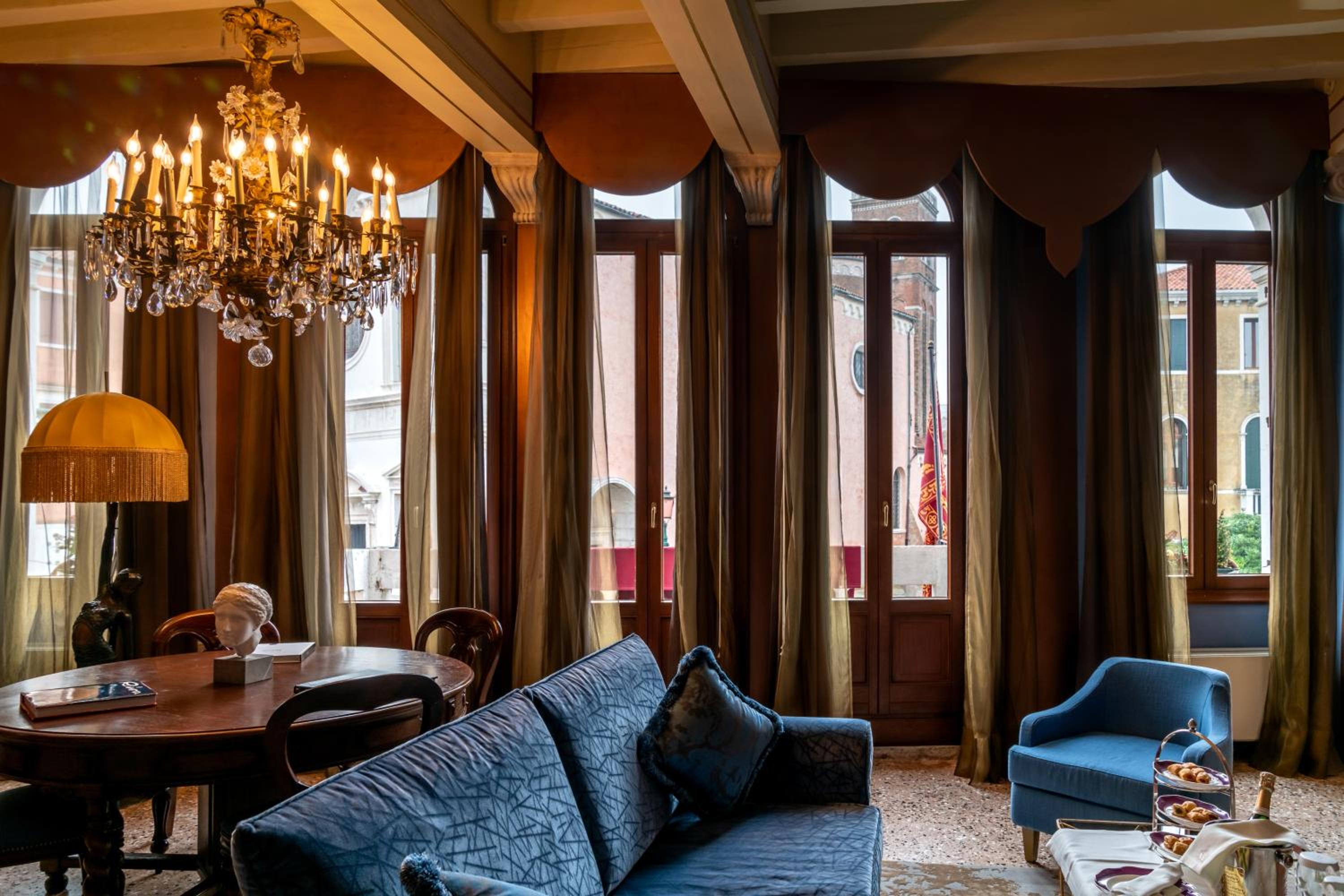 Executive Suite with Spa and Canal View thumbnail 6