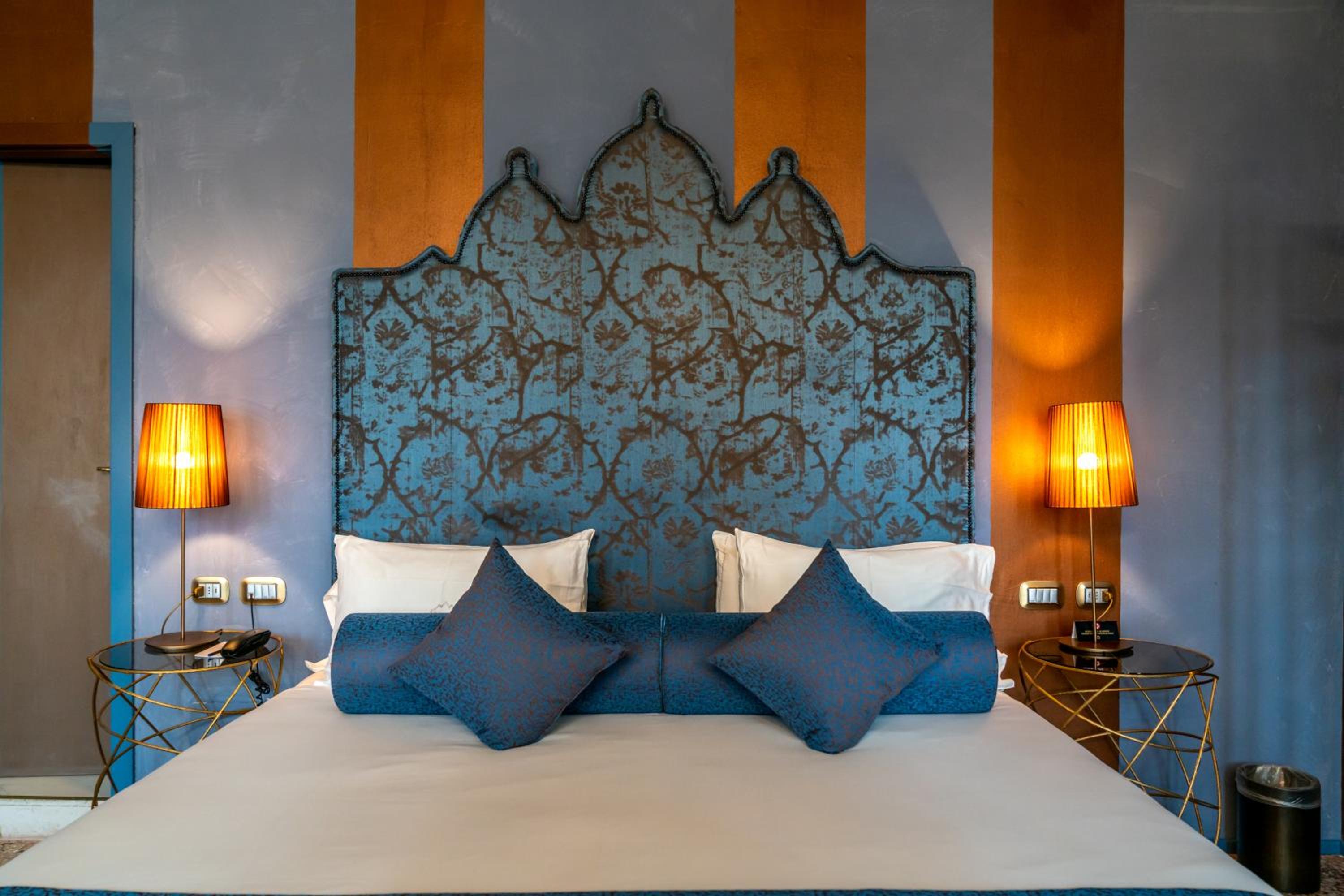 Executive Suite with Spa and Canal View thumbnail 5
