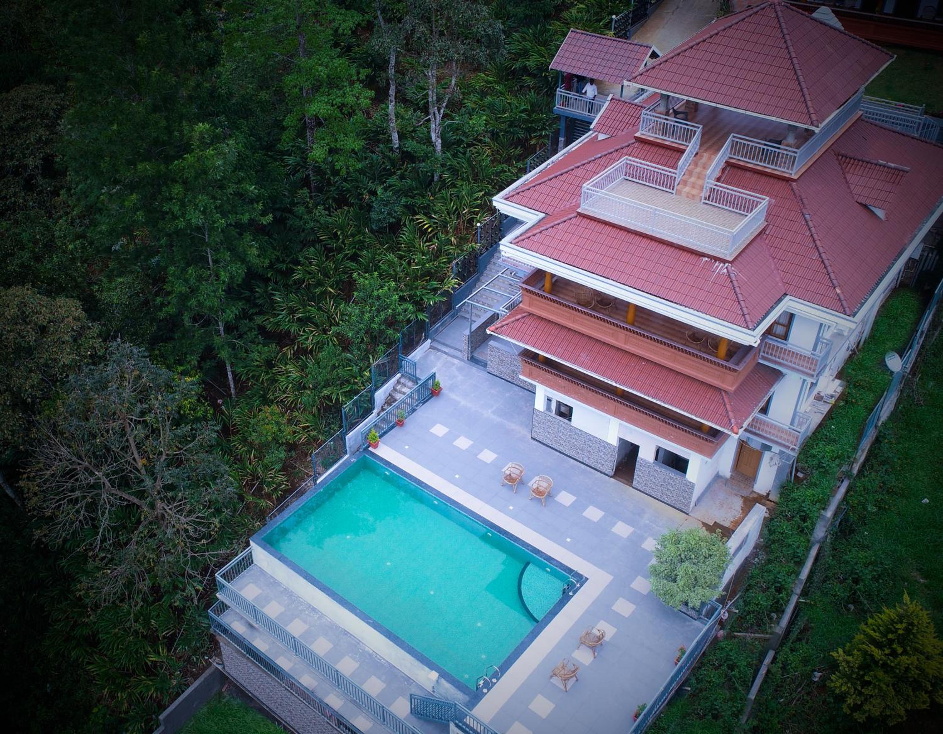 Apartment With Pool View