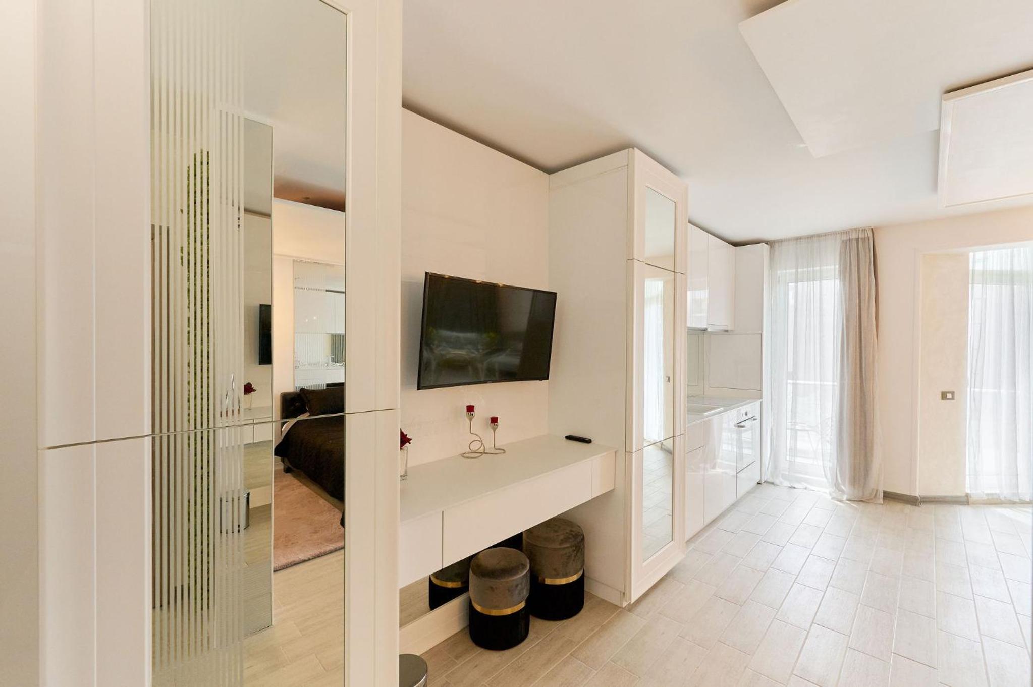 Studio Apartment - Photo 1