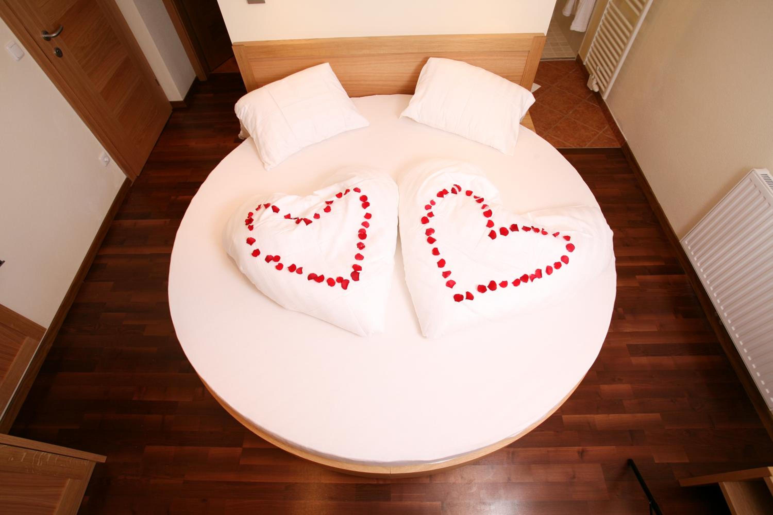 Double Room with Balcony - Photo 3