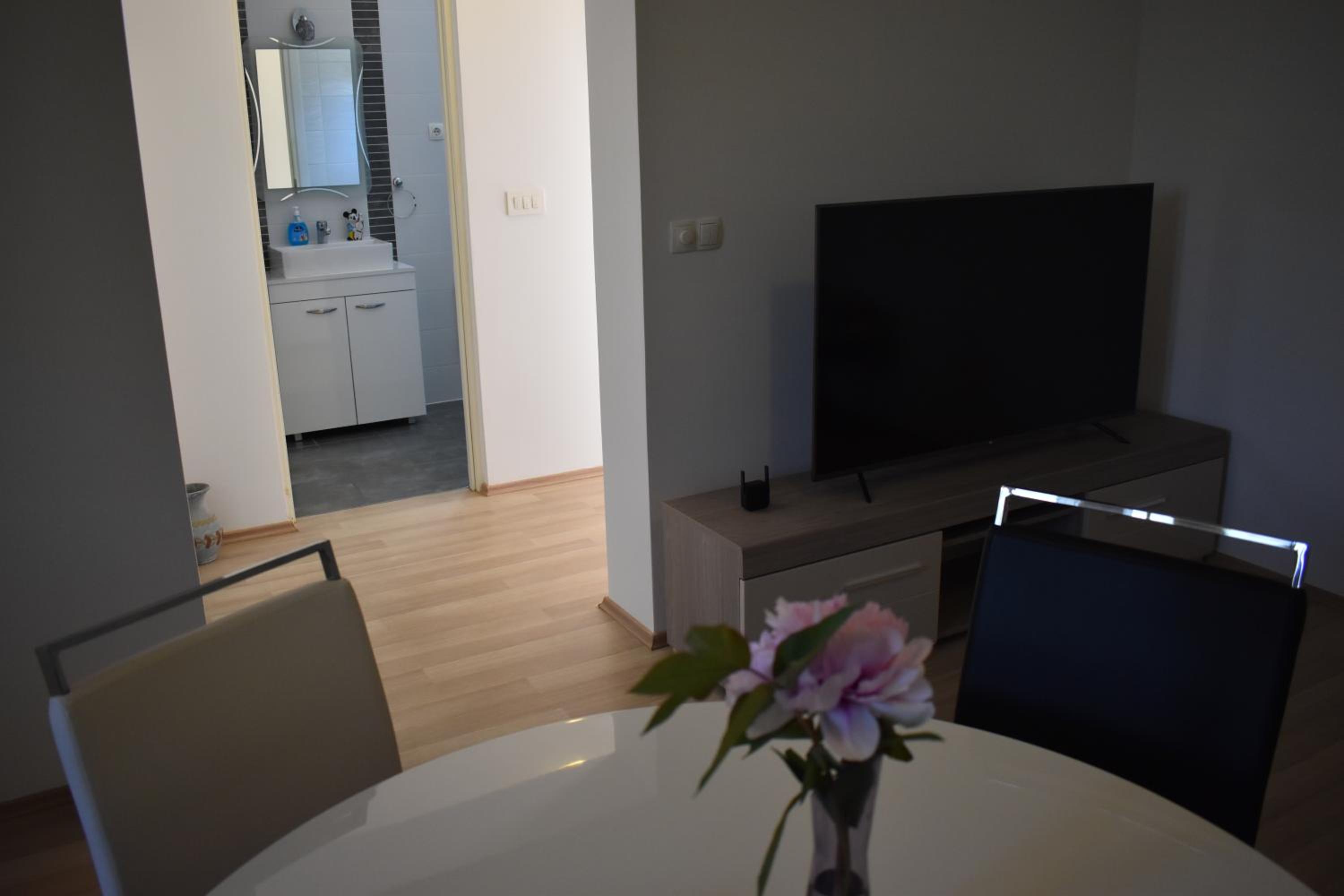One-Bedroom Apartment - Photo 11