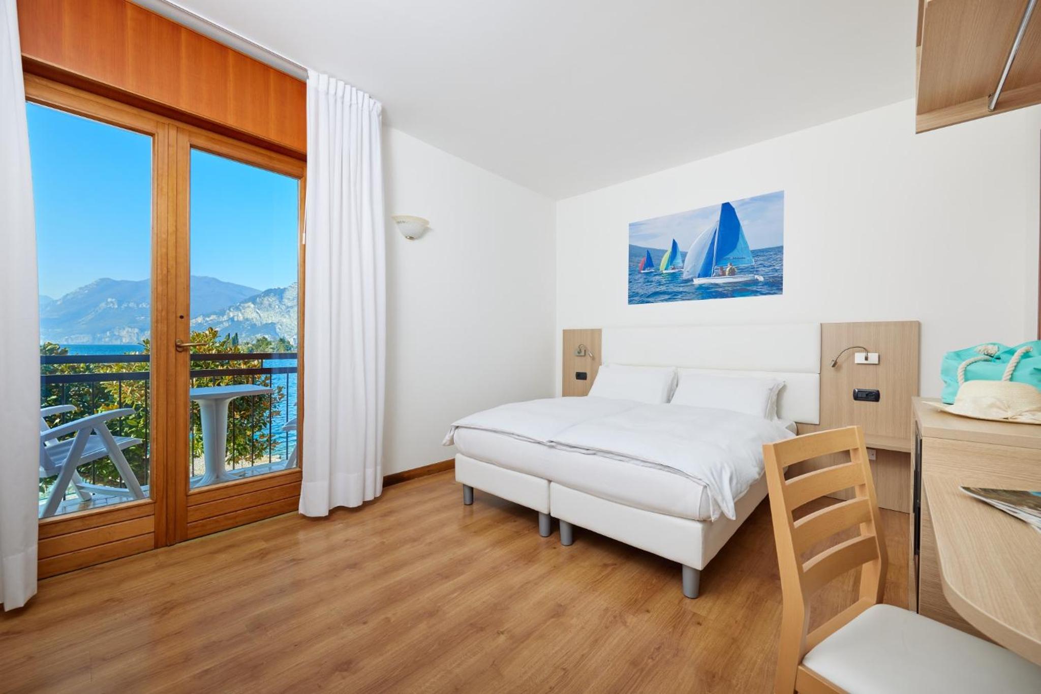 Double Room with Balcony and Lake View photo 2