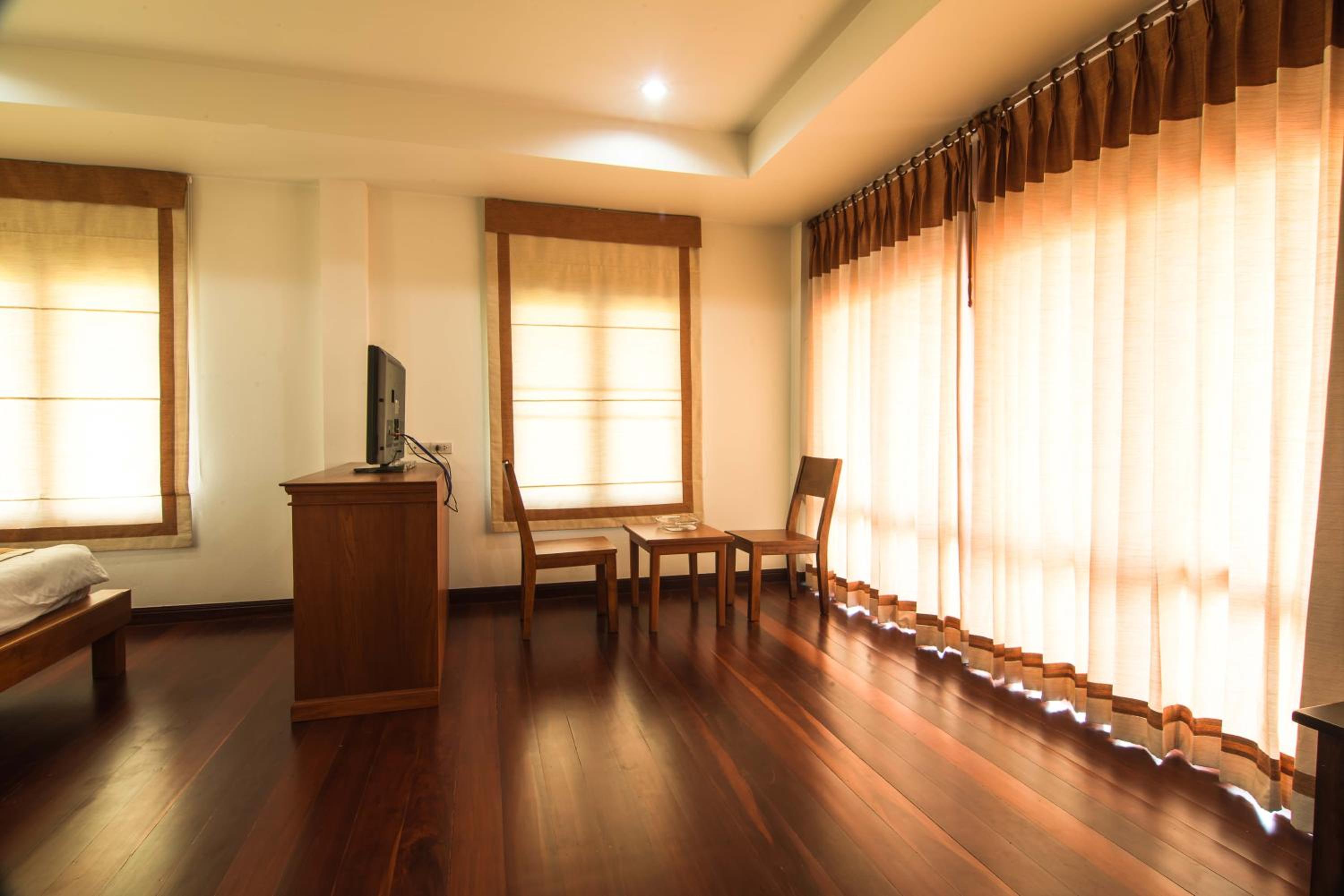 Deluxe Double Room with Balcony - Photo 9