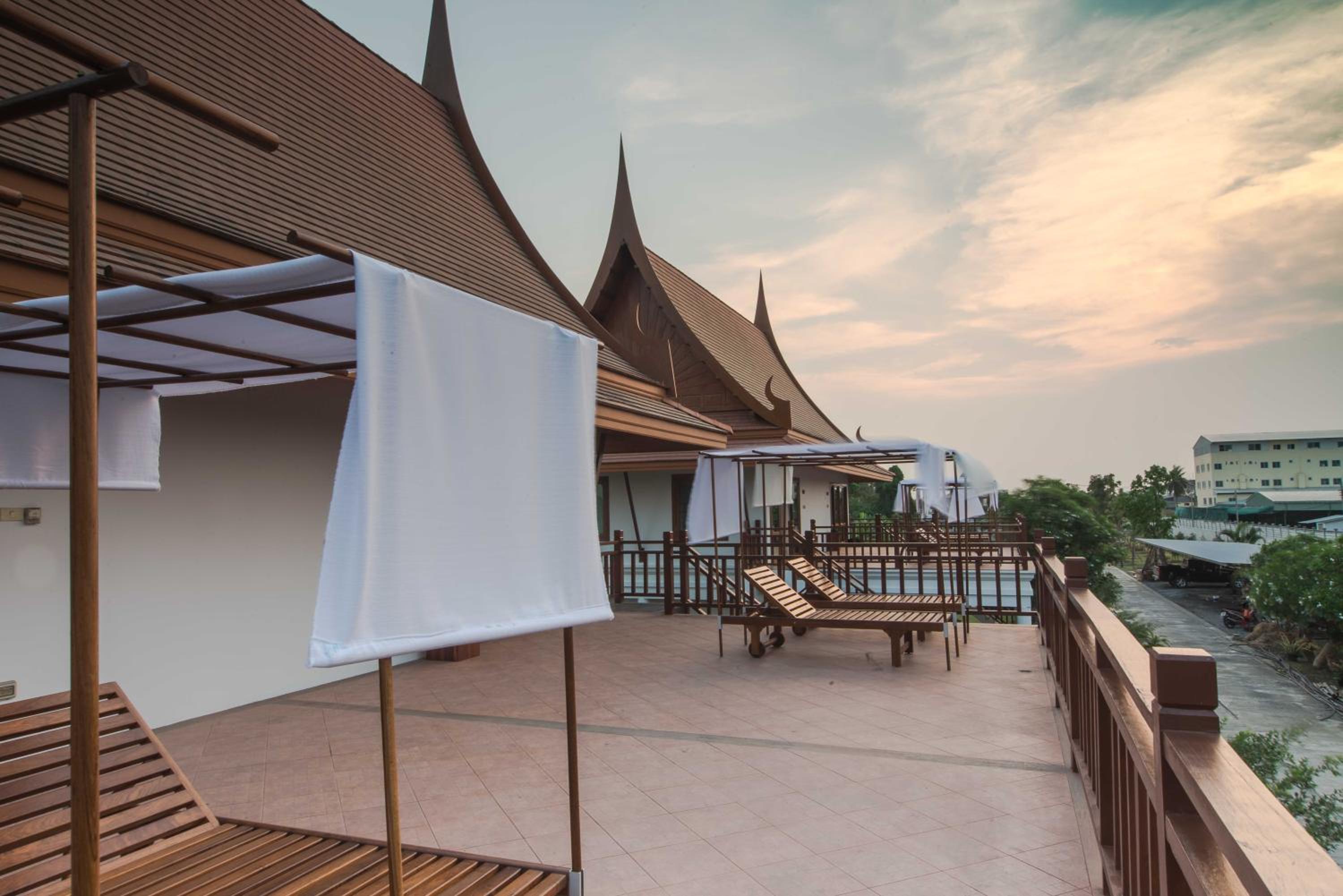 Deluxe Double Room with Balcony - Photo 11