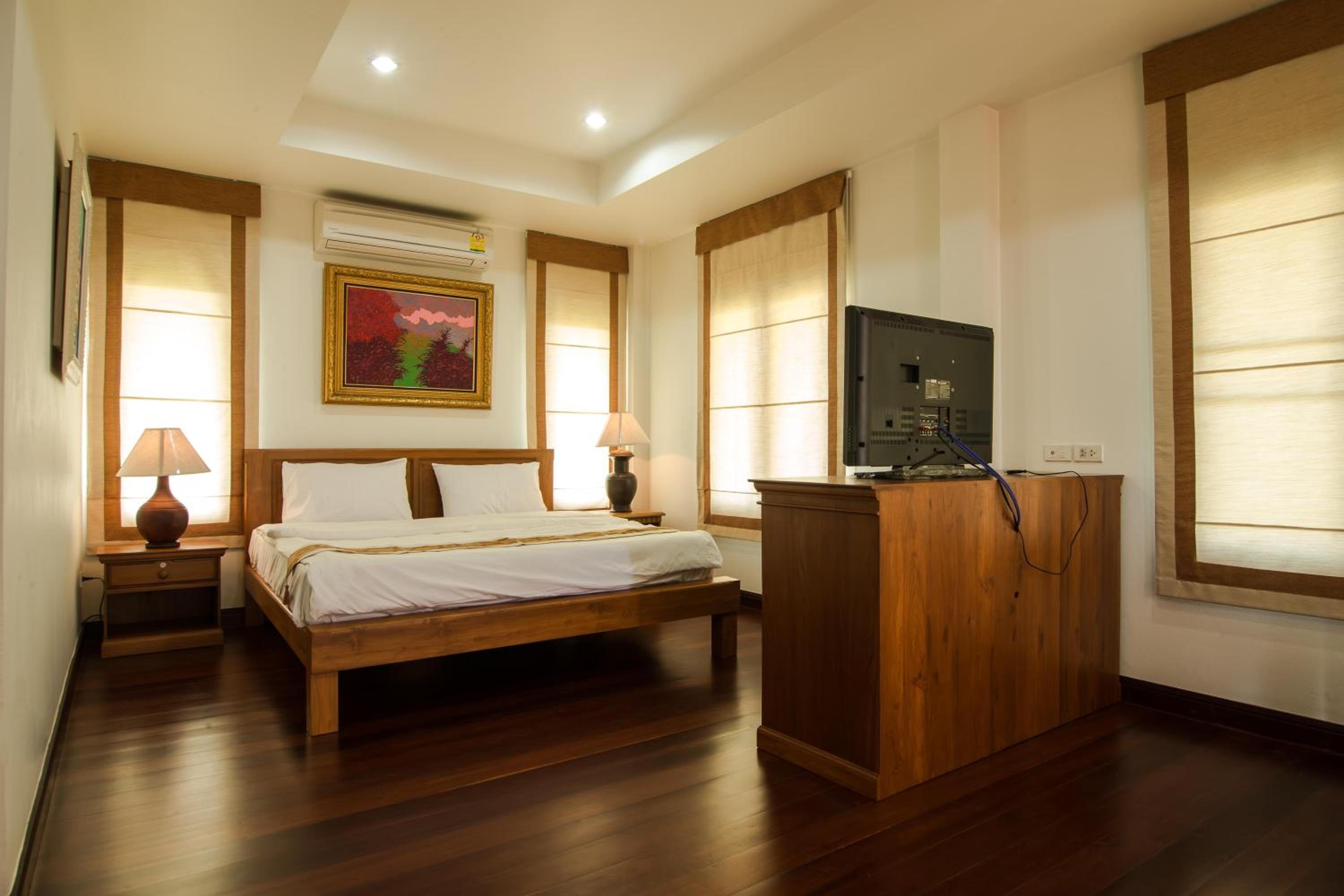 Deluxe Double Room with Balcony - Photo 2
