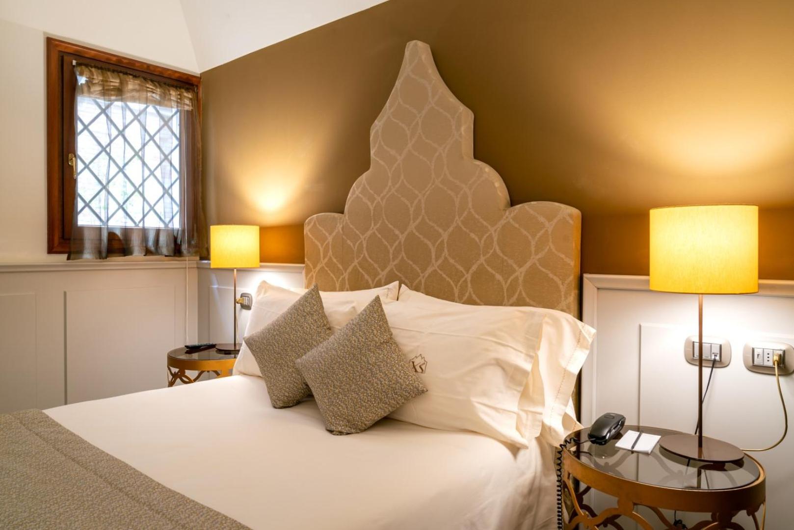 Economy Queen Room thumbnail 5