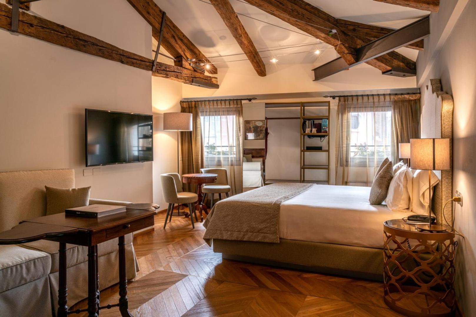 Superior Junior Suite with Canal View