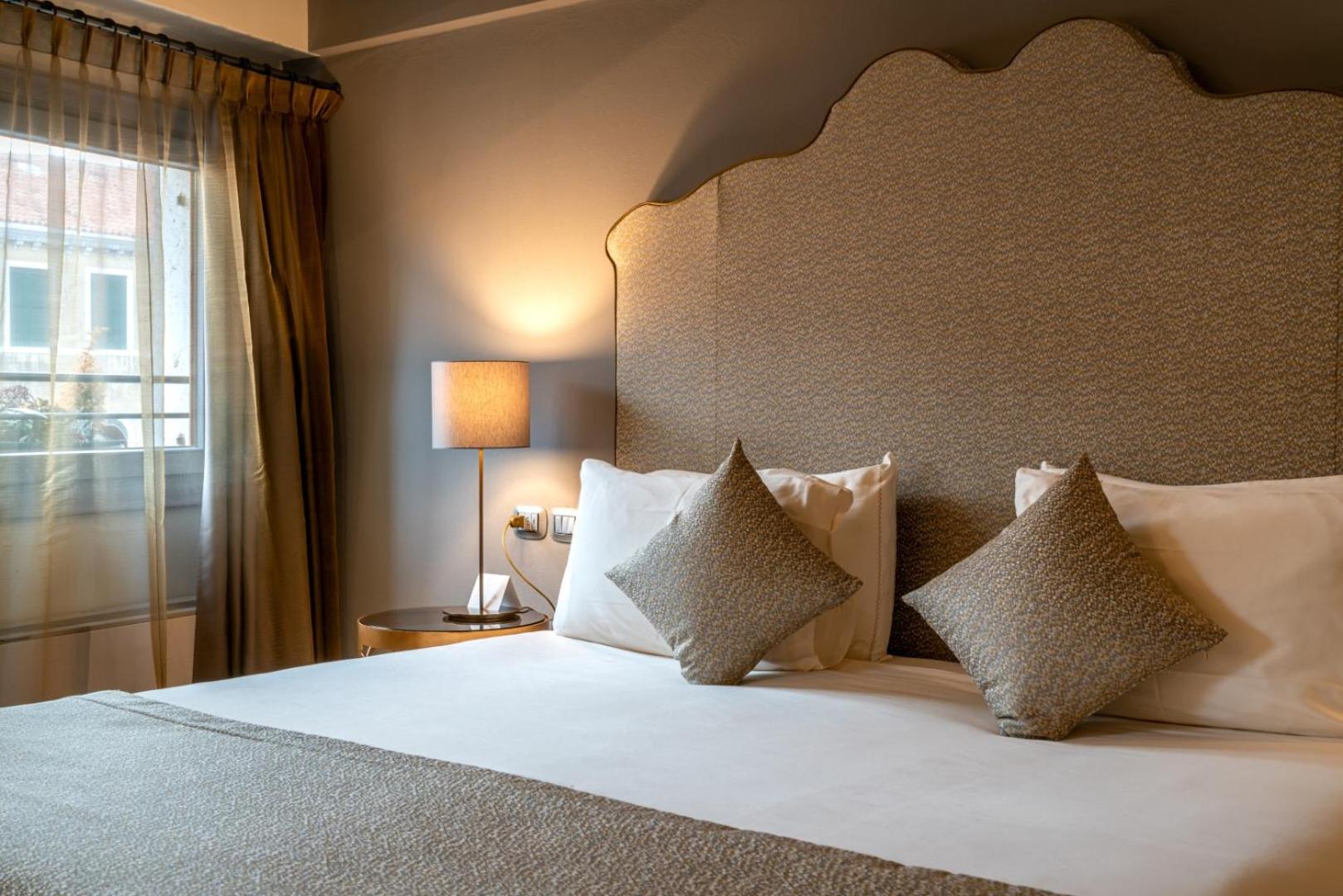 Superior Junior Suite with Canal View thumbnail 5
