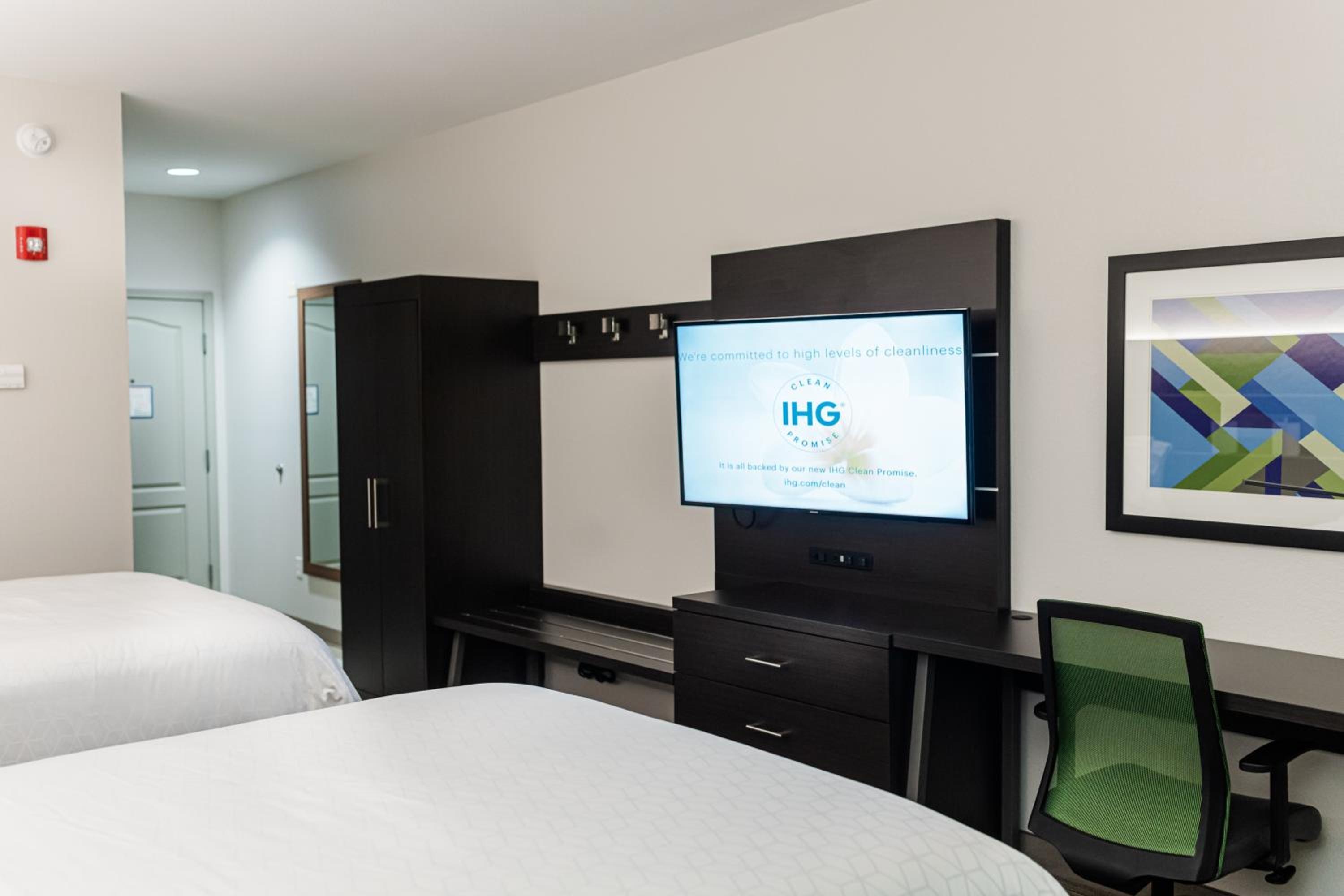 Standard Room with Two Queen Beds - Photo 1