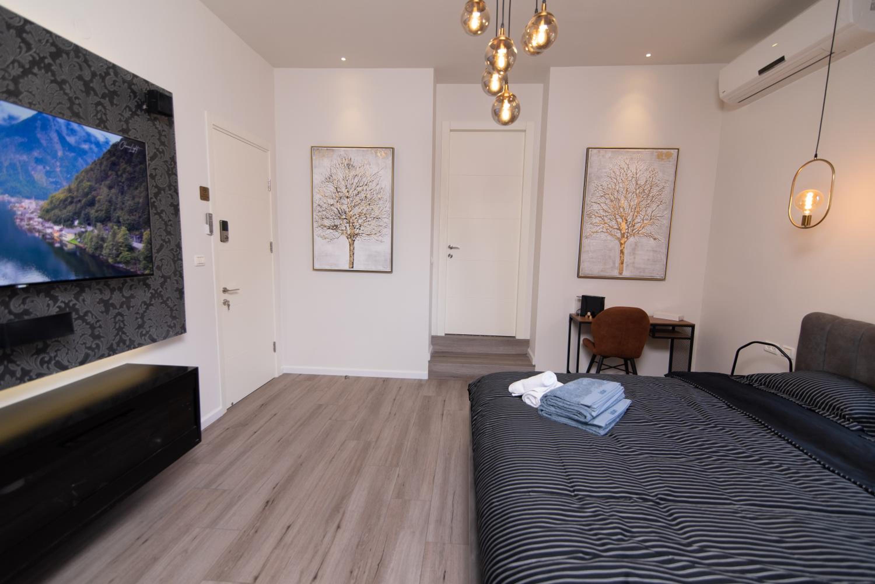 Deluxe King Suite photo 2