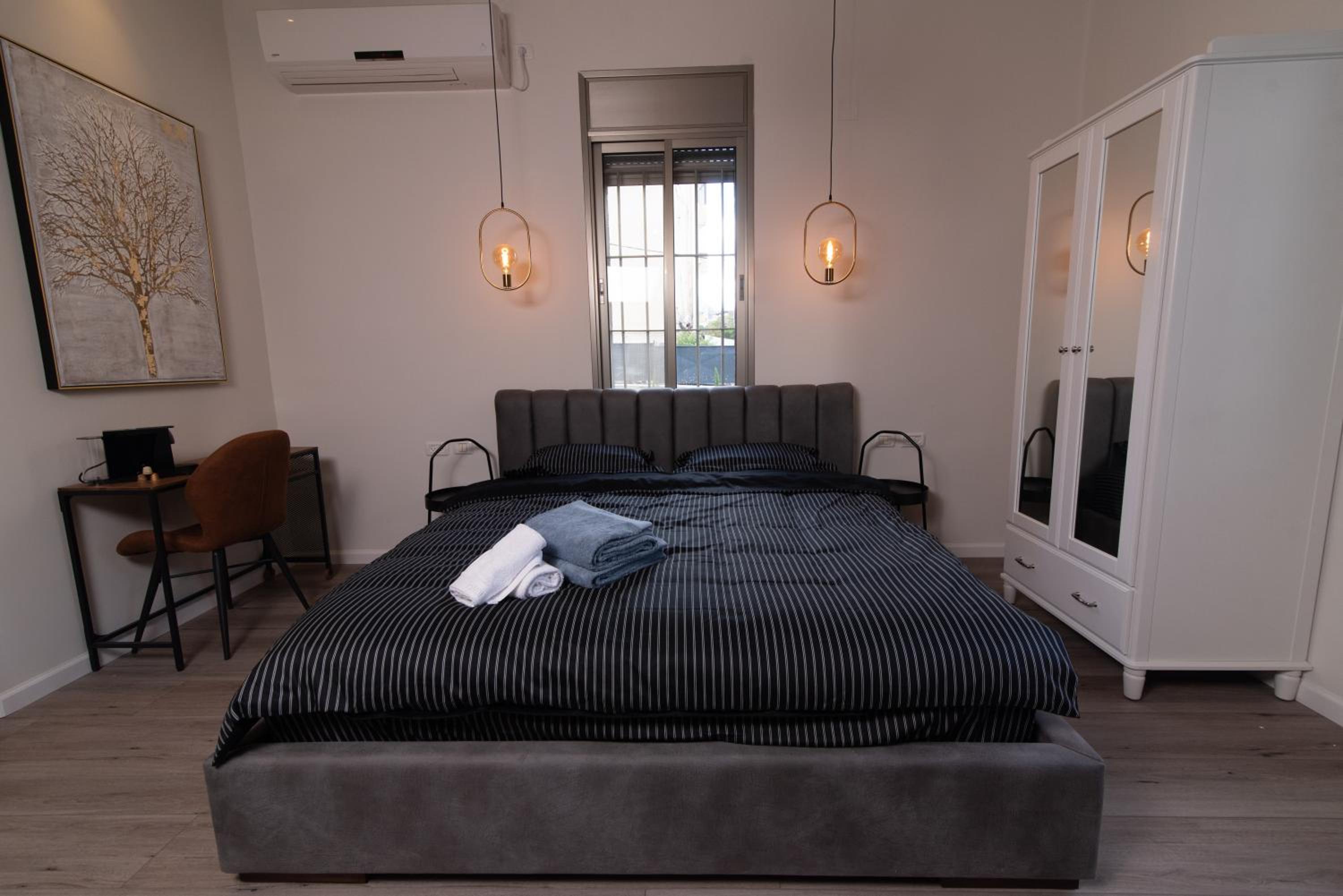 Deluxe King Suite photo 3