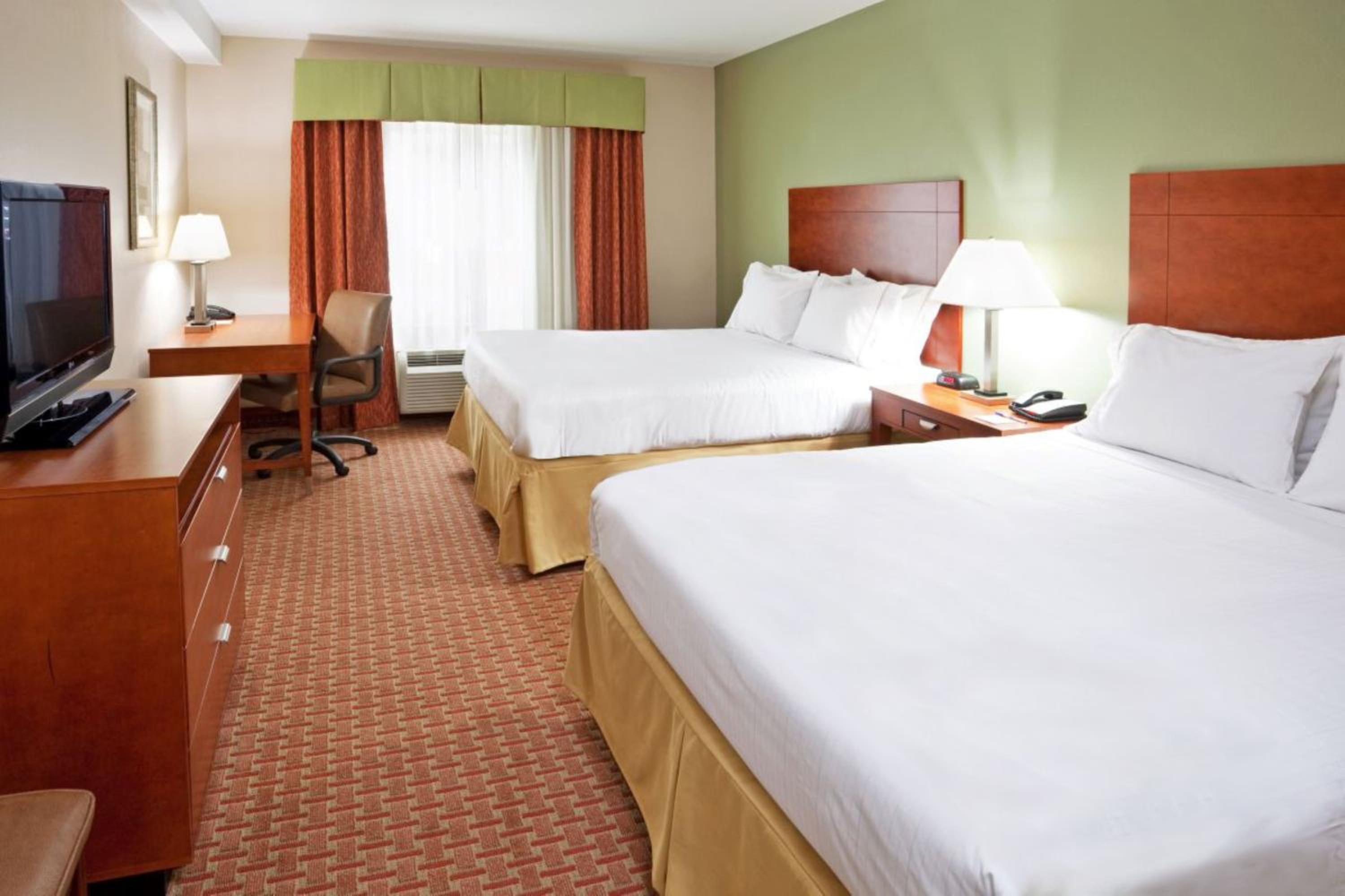 Suite with Two Queen Beds - Photo 8