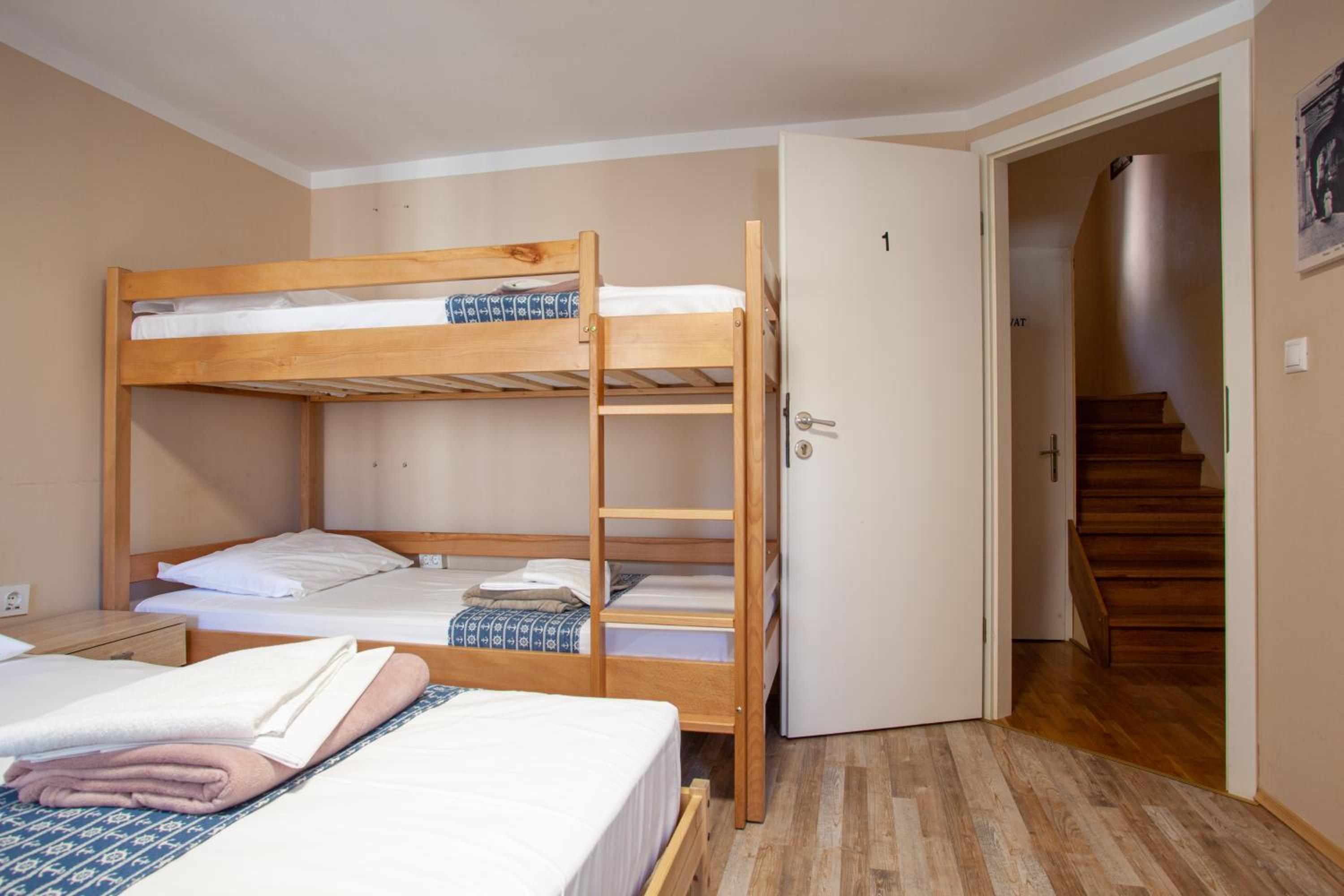 Quadruple Room with Shared Bathroom photo 2