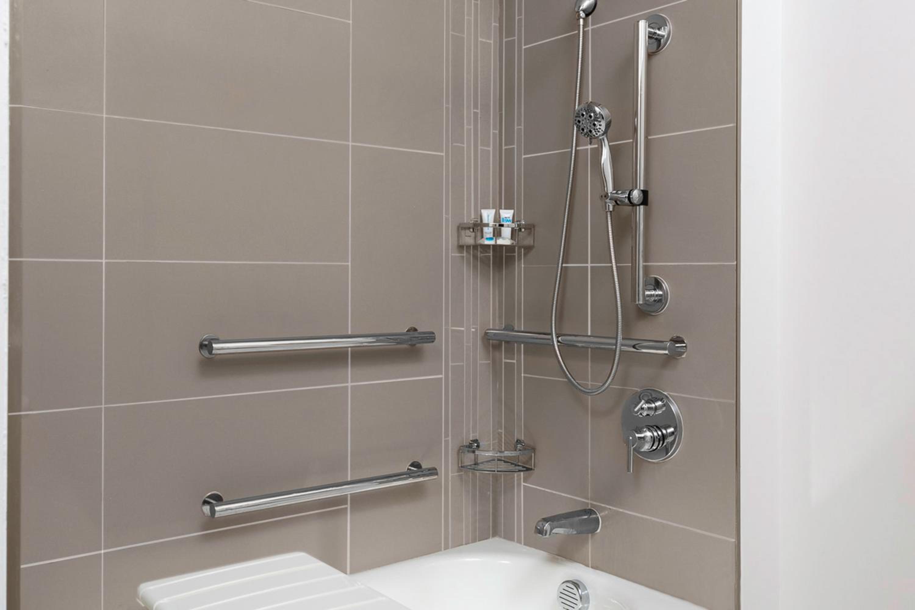 Queen Studio Suite with Kitchen and Accessible Tub - Disability Access - Photo 3