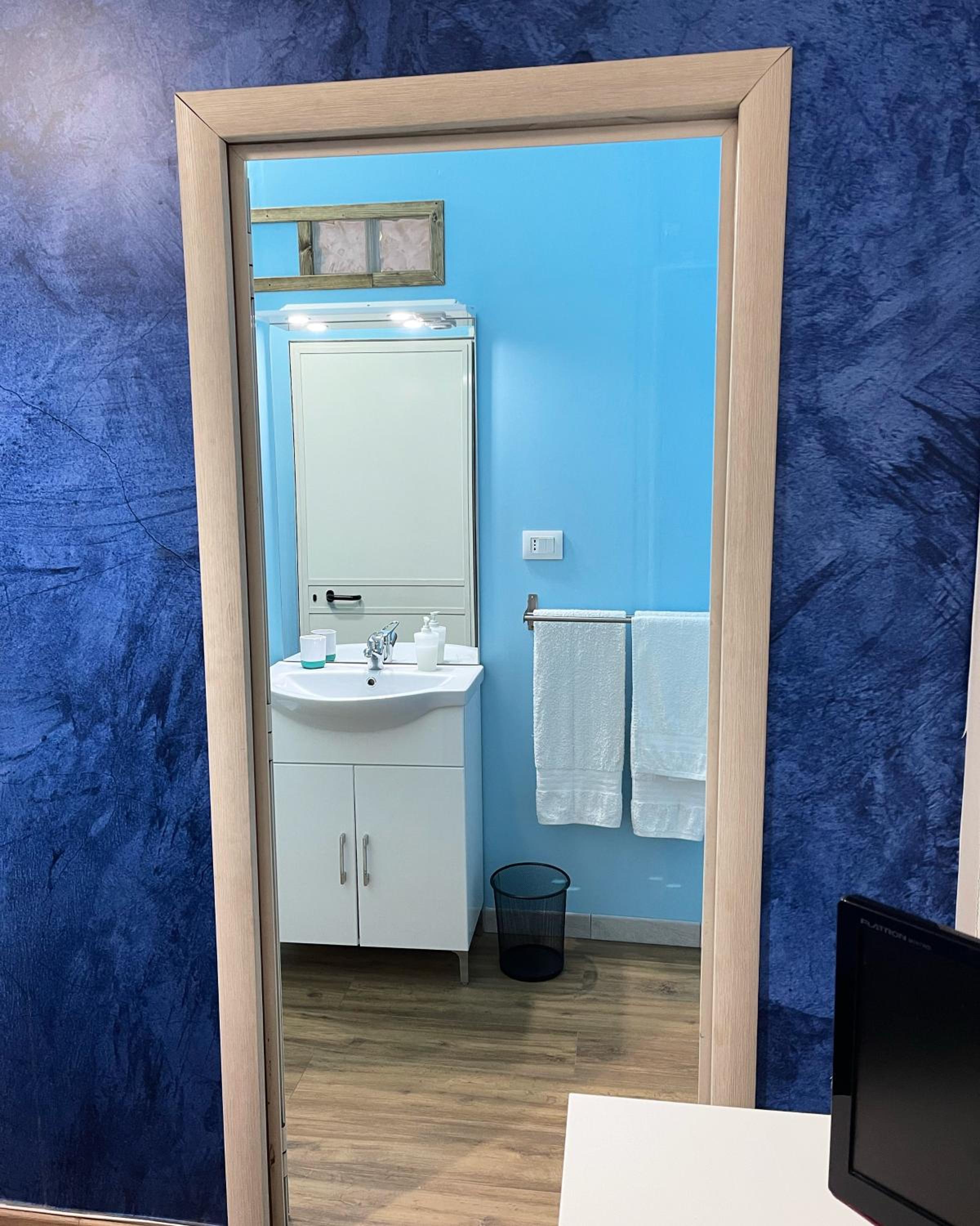 Double Room with Private Bathroom - Photo 8