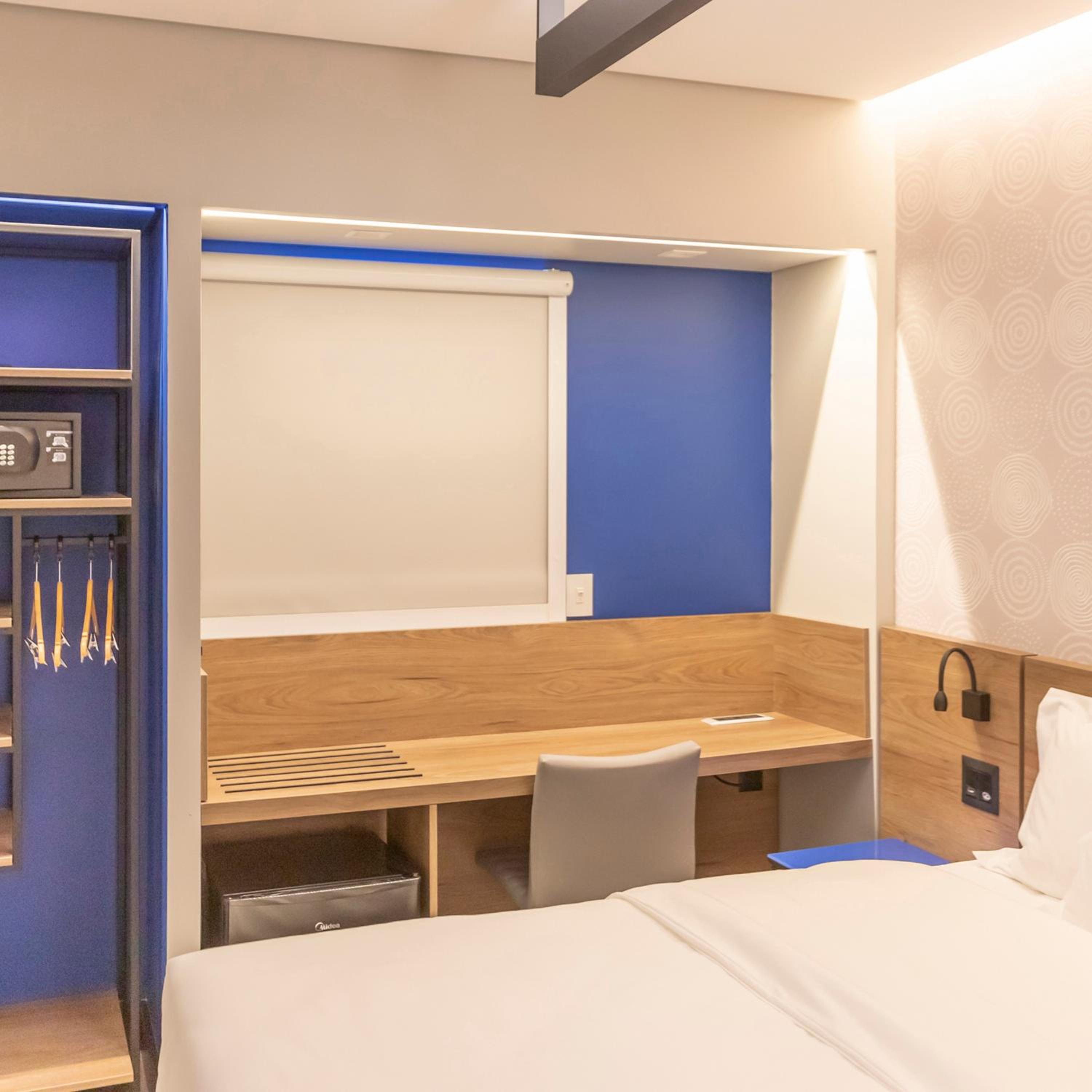 Standard Double - 1 Queen Bed - Photo 3