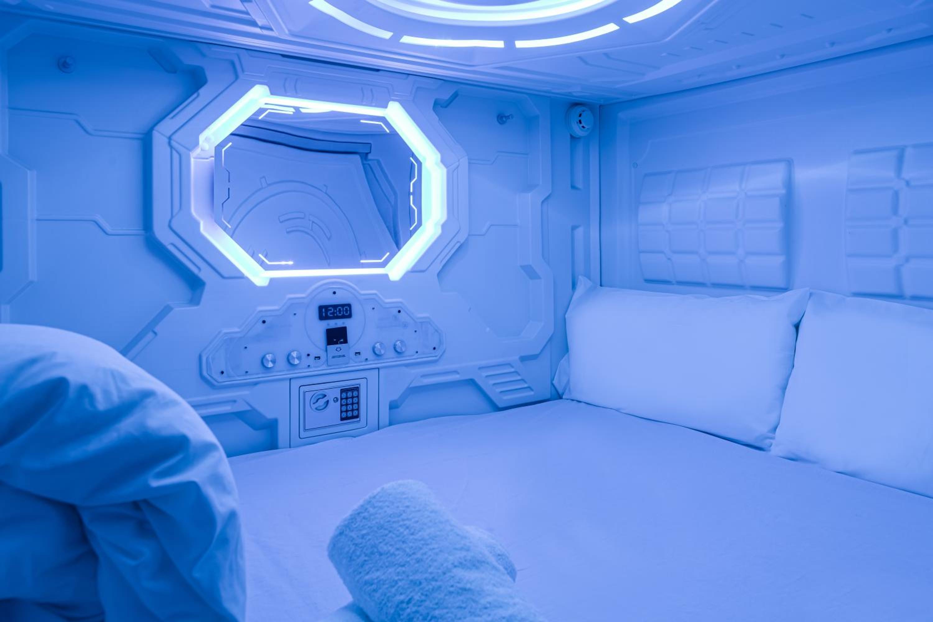8-Bed Mixed Dormitory Room photo 3