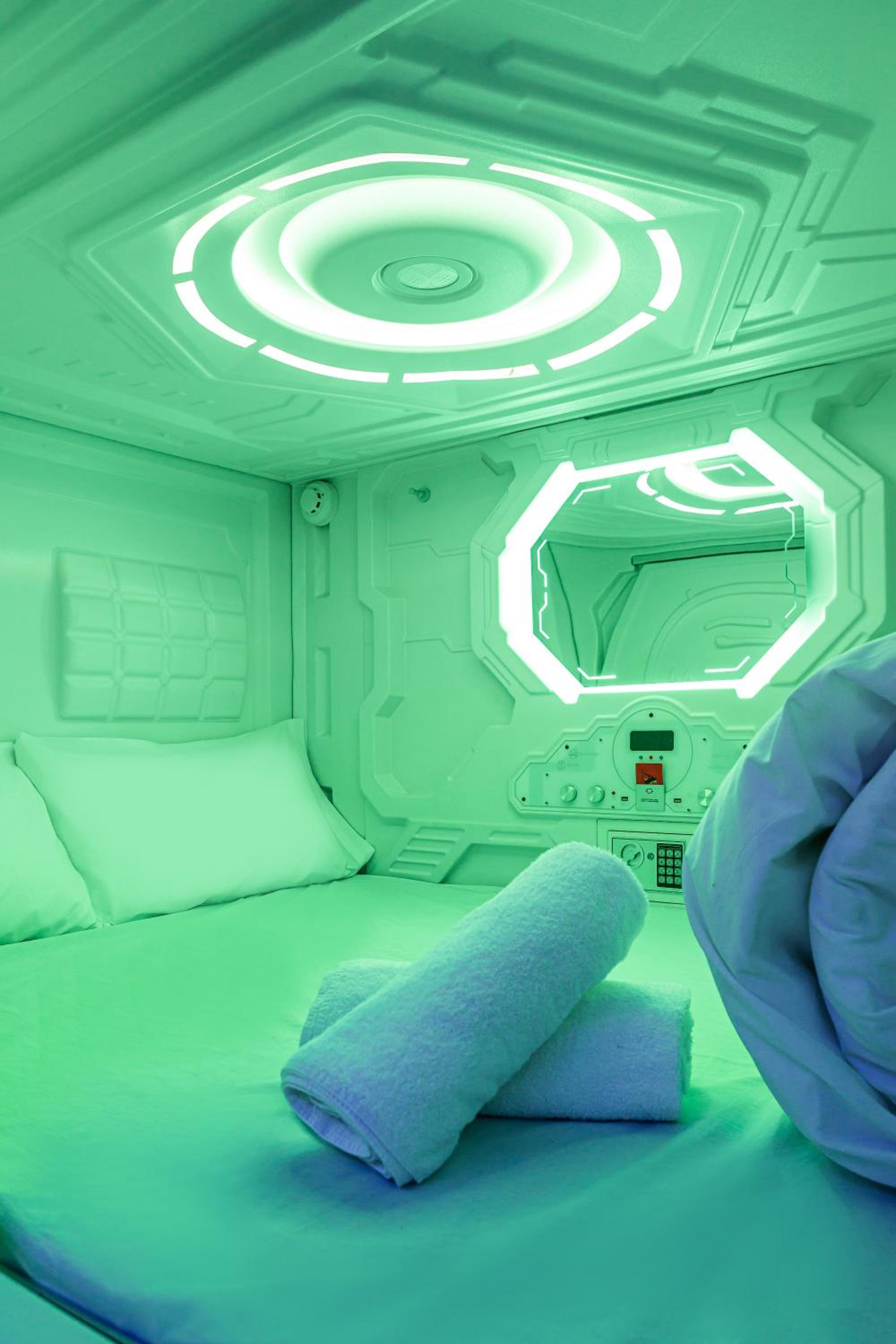 Private capsule room four doubles - Photo 9