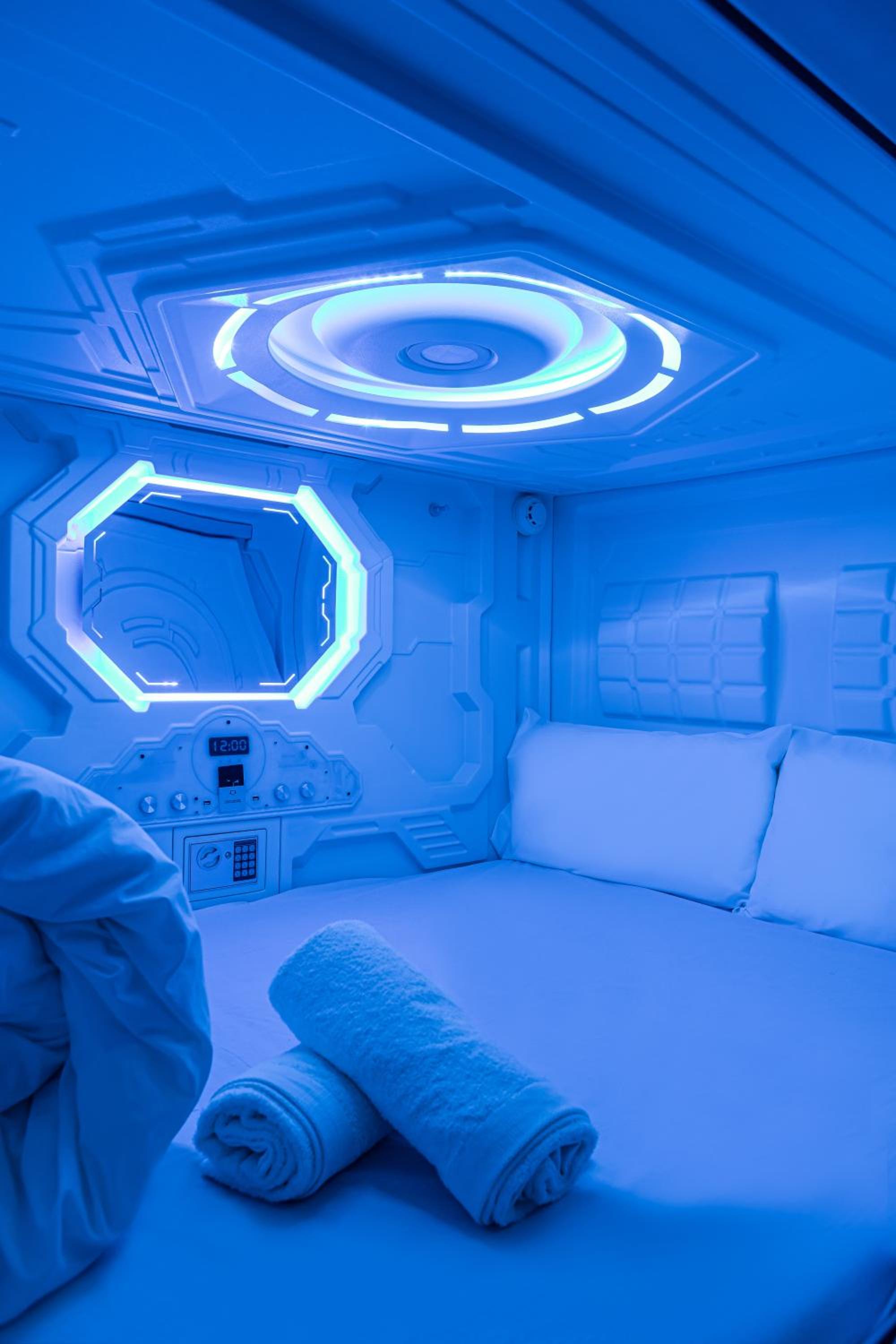 Private capsule room two doubles photo 3