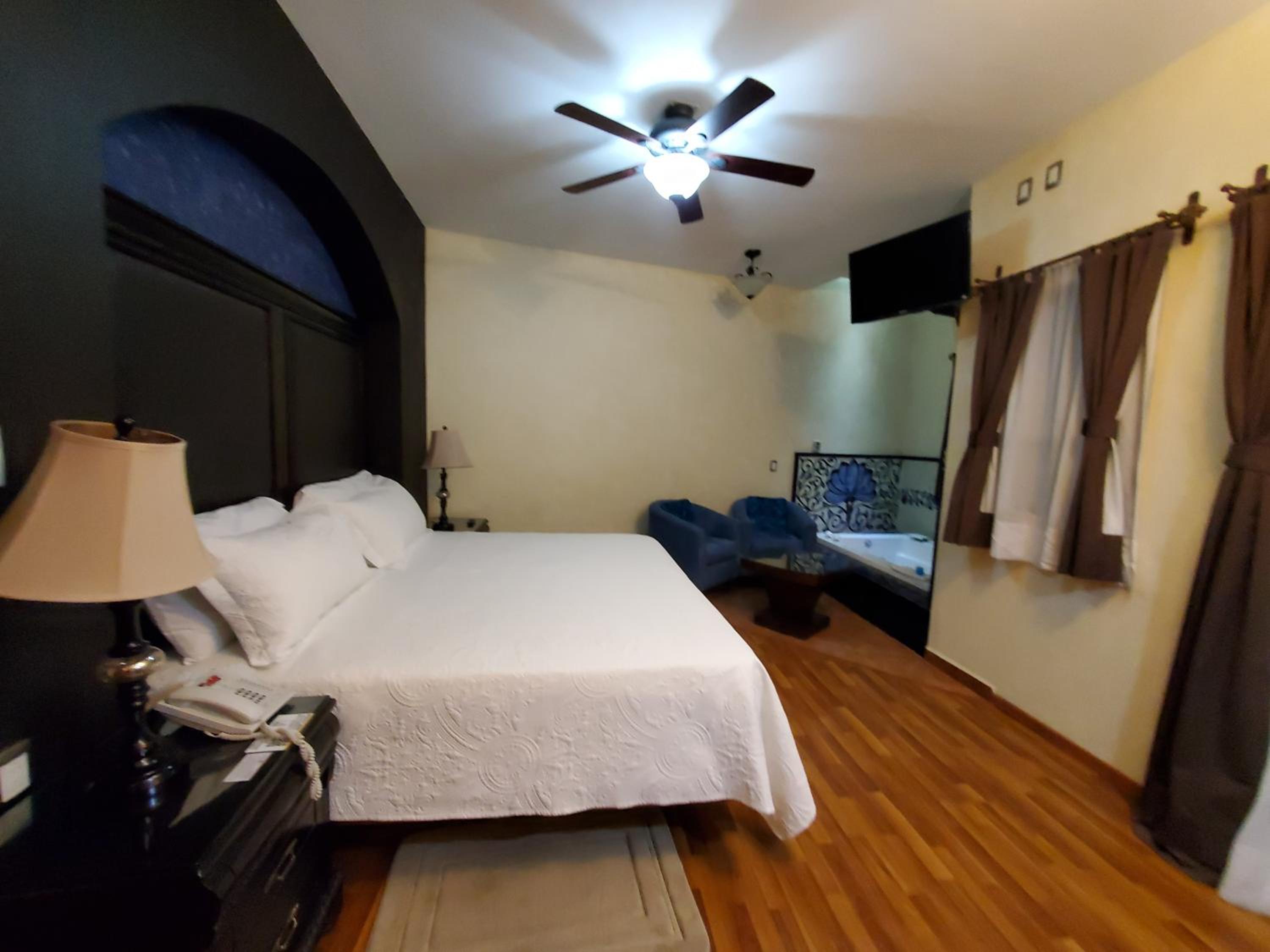 Deluxe Suite - Photo 2