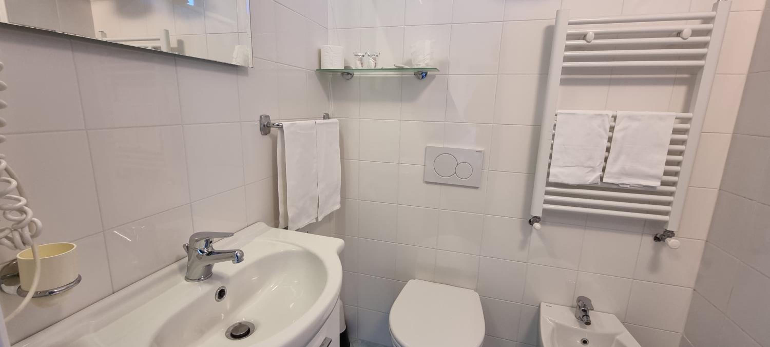 Double Room with Balcony - Photo 12