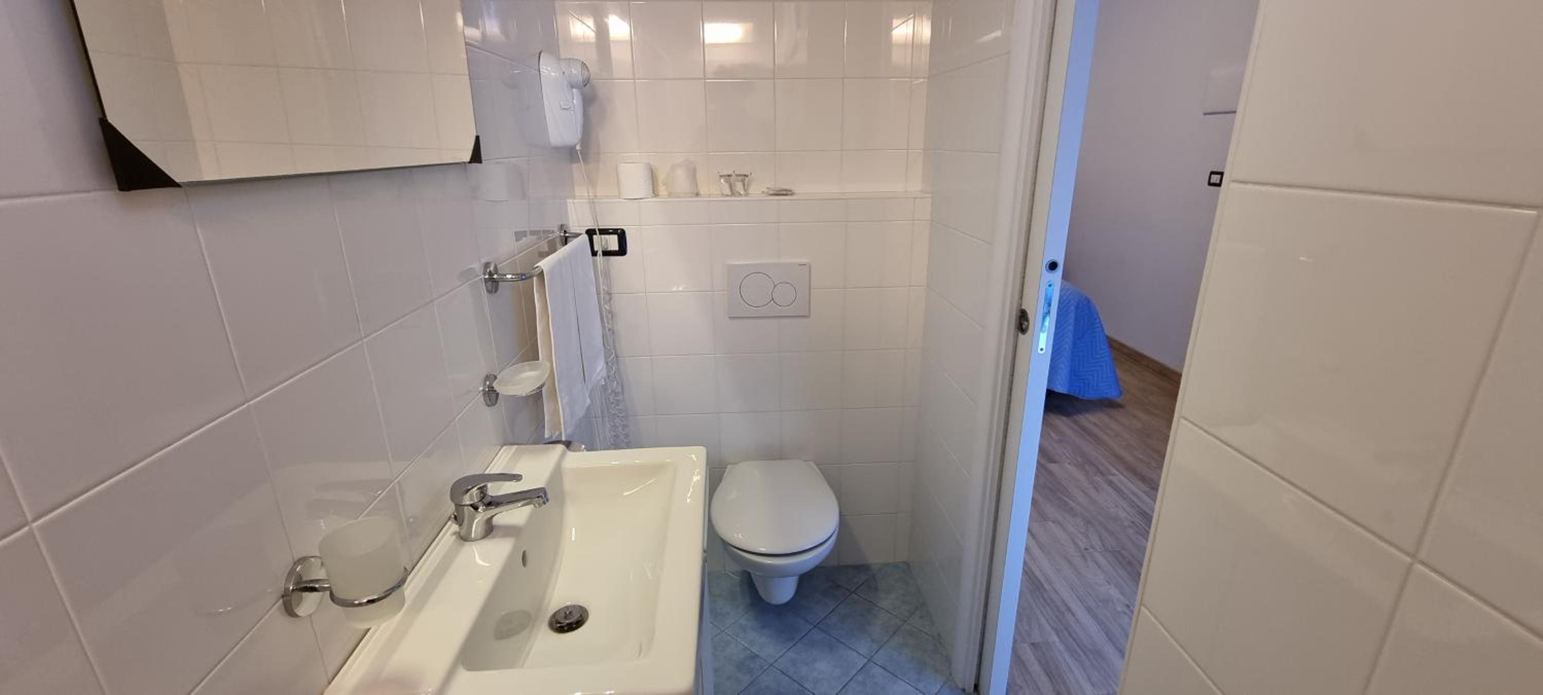 Double Room with Balcony - Photo 14