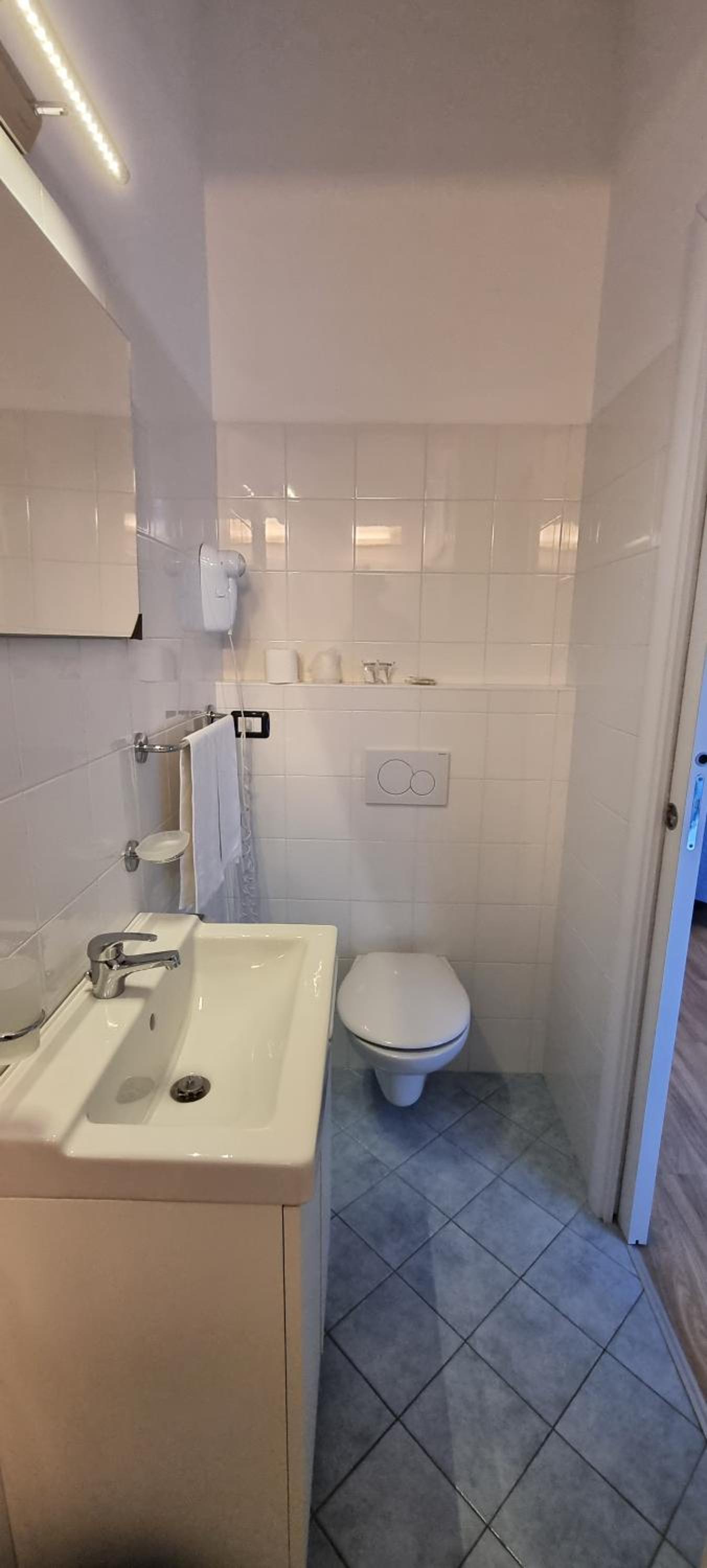 Double Room with Balcony - Photo 17