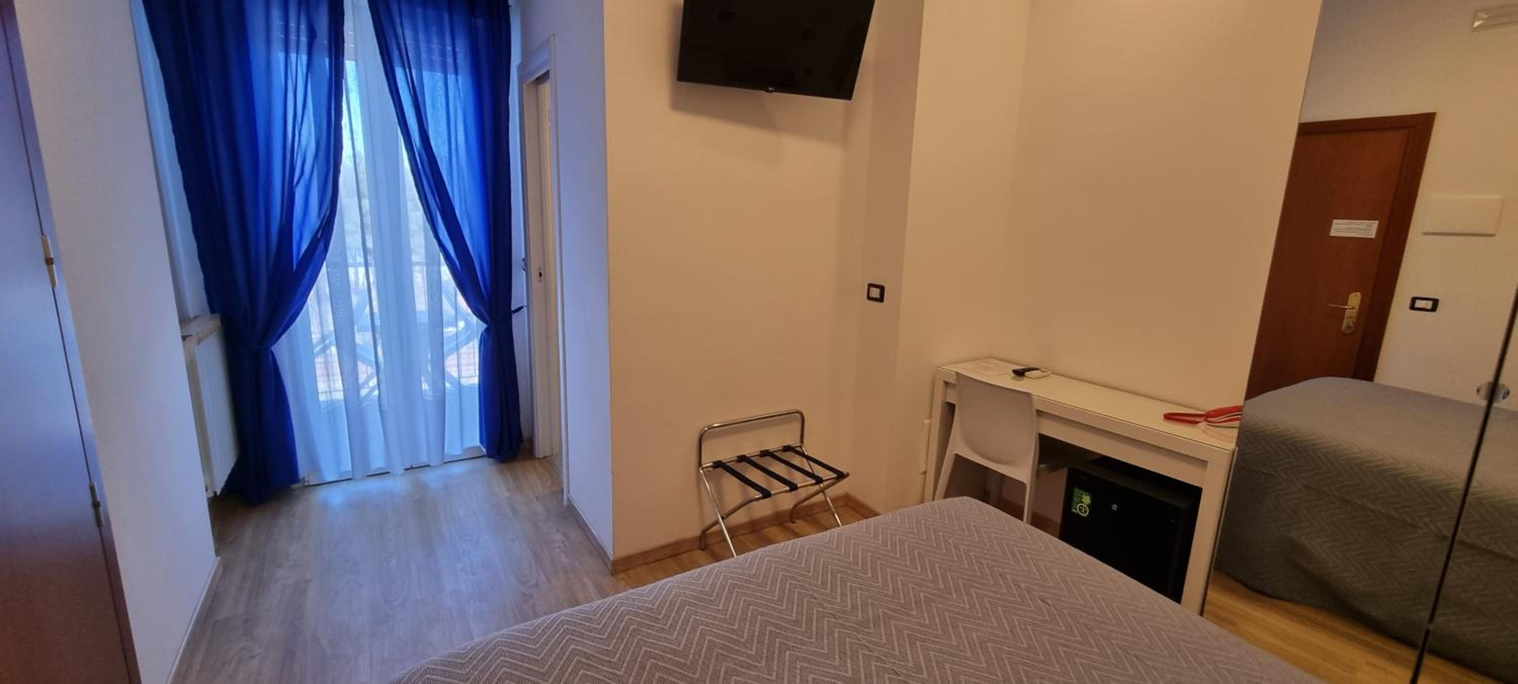 Double Room with Balcony - Photo 18