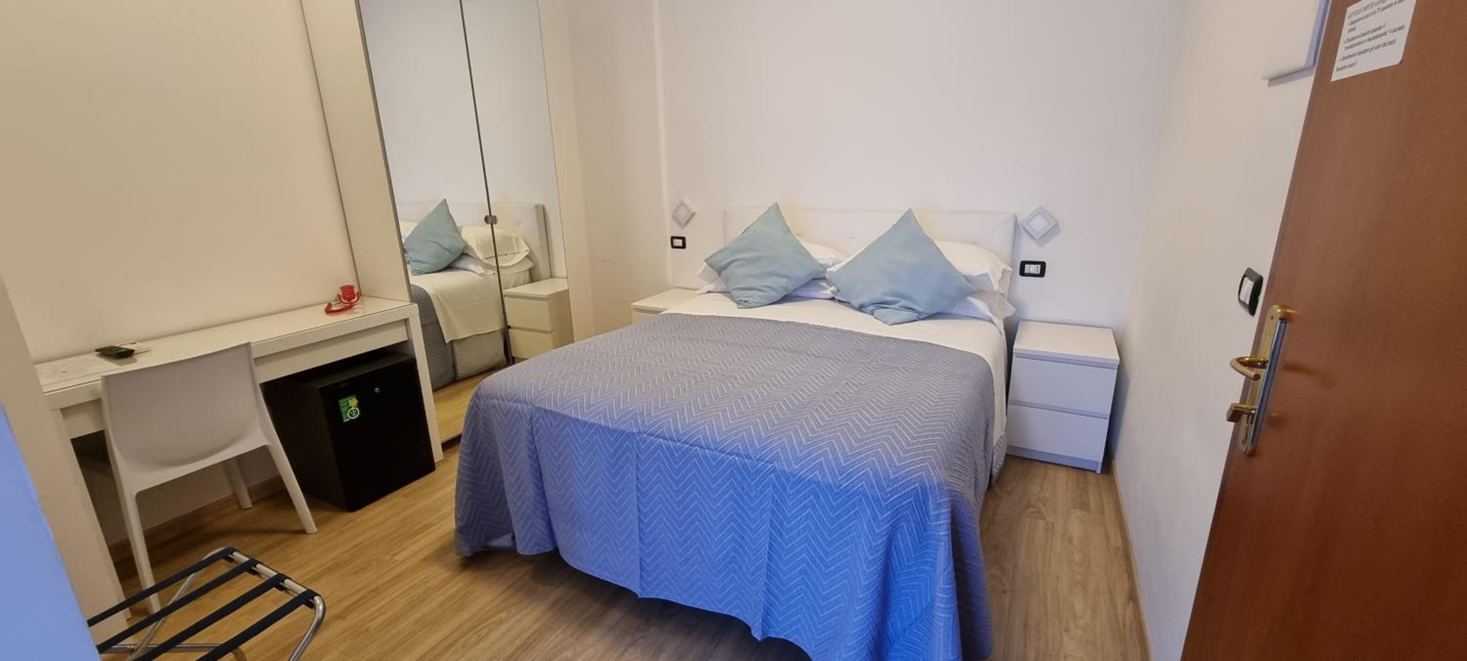 Double Room with Balcony - Photo 22