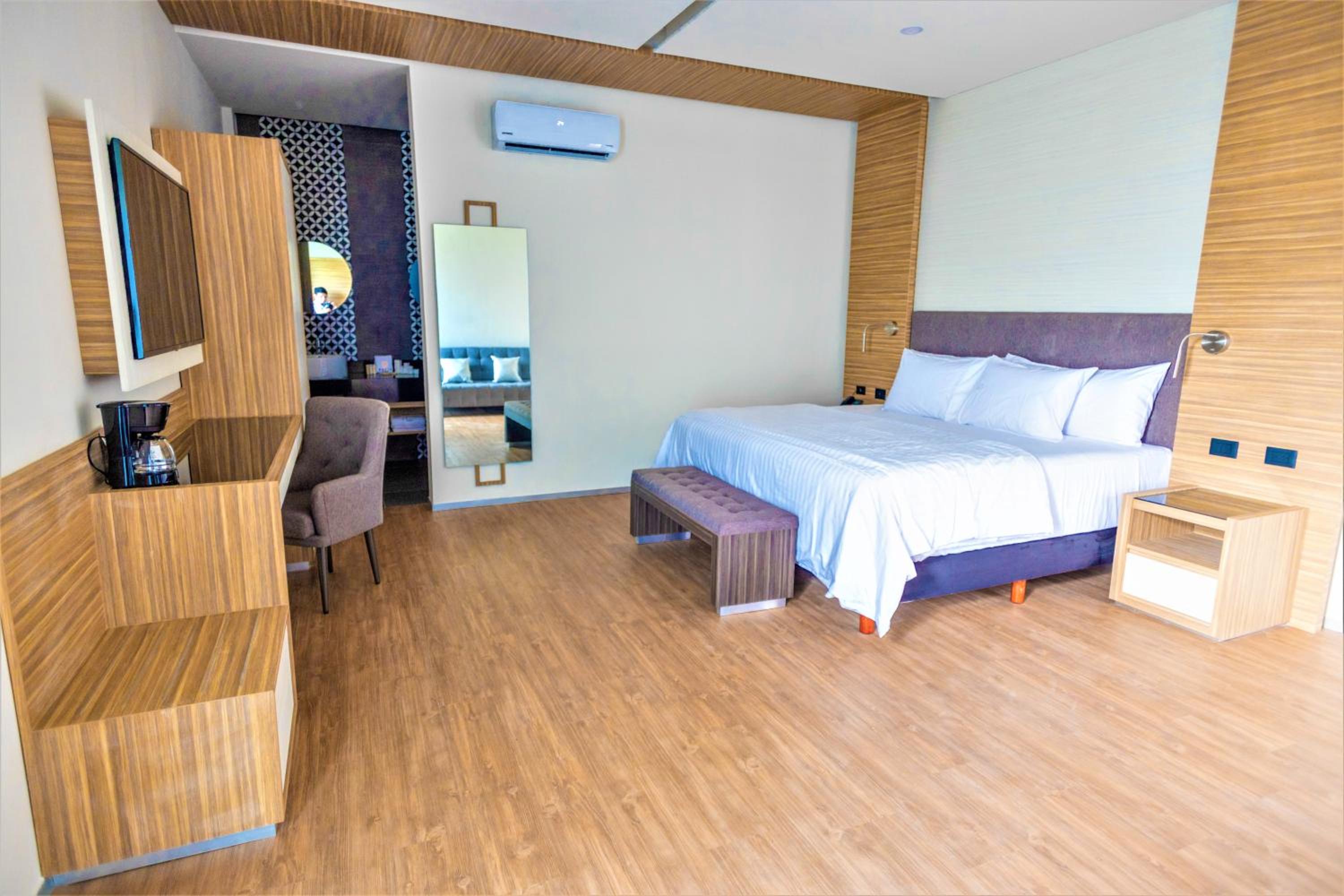 Family Suite with Balcony - Photo 7