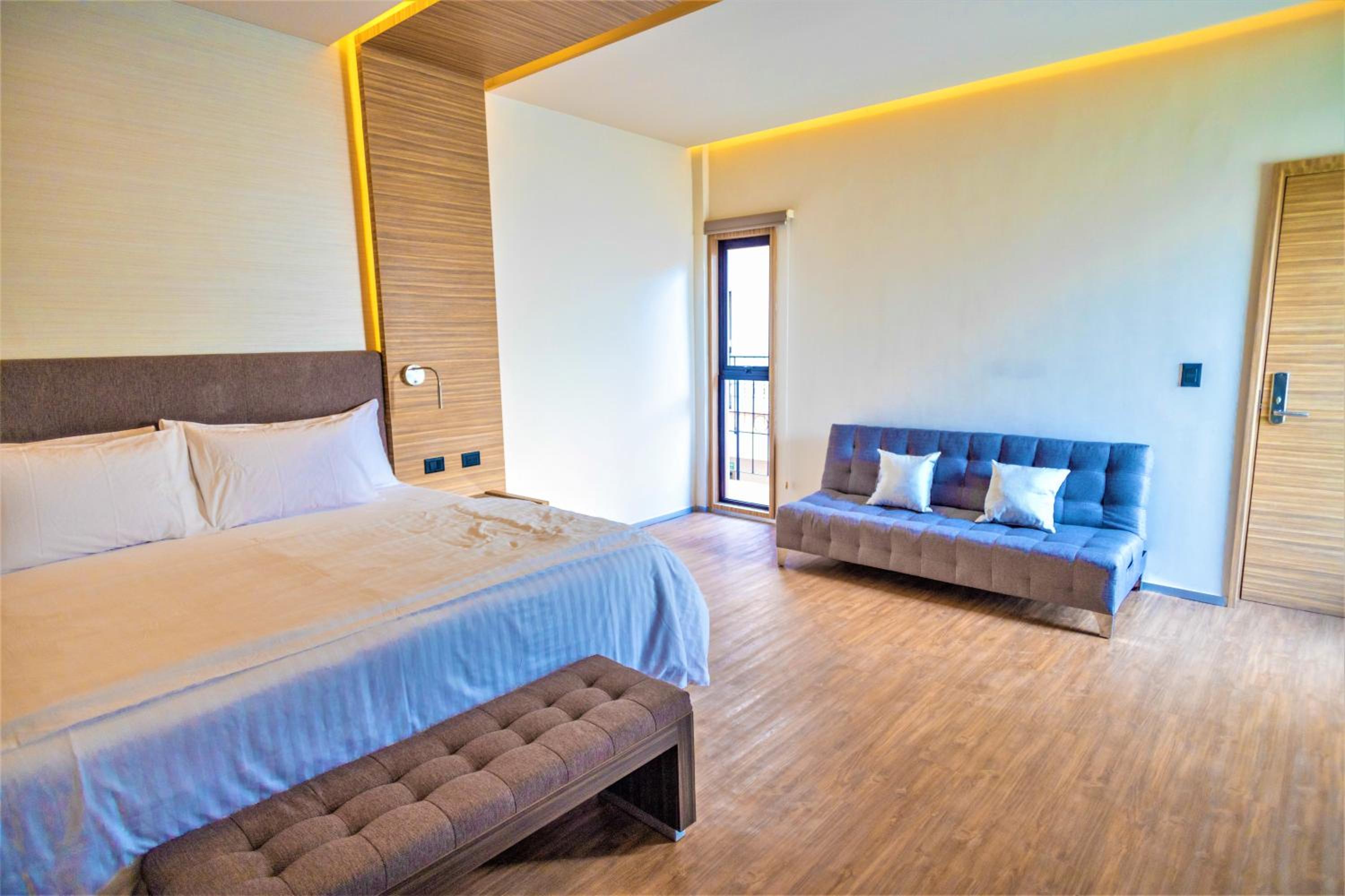 Family Suite with Balcony - Photo 6