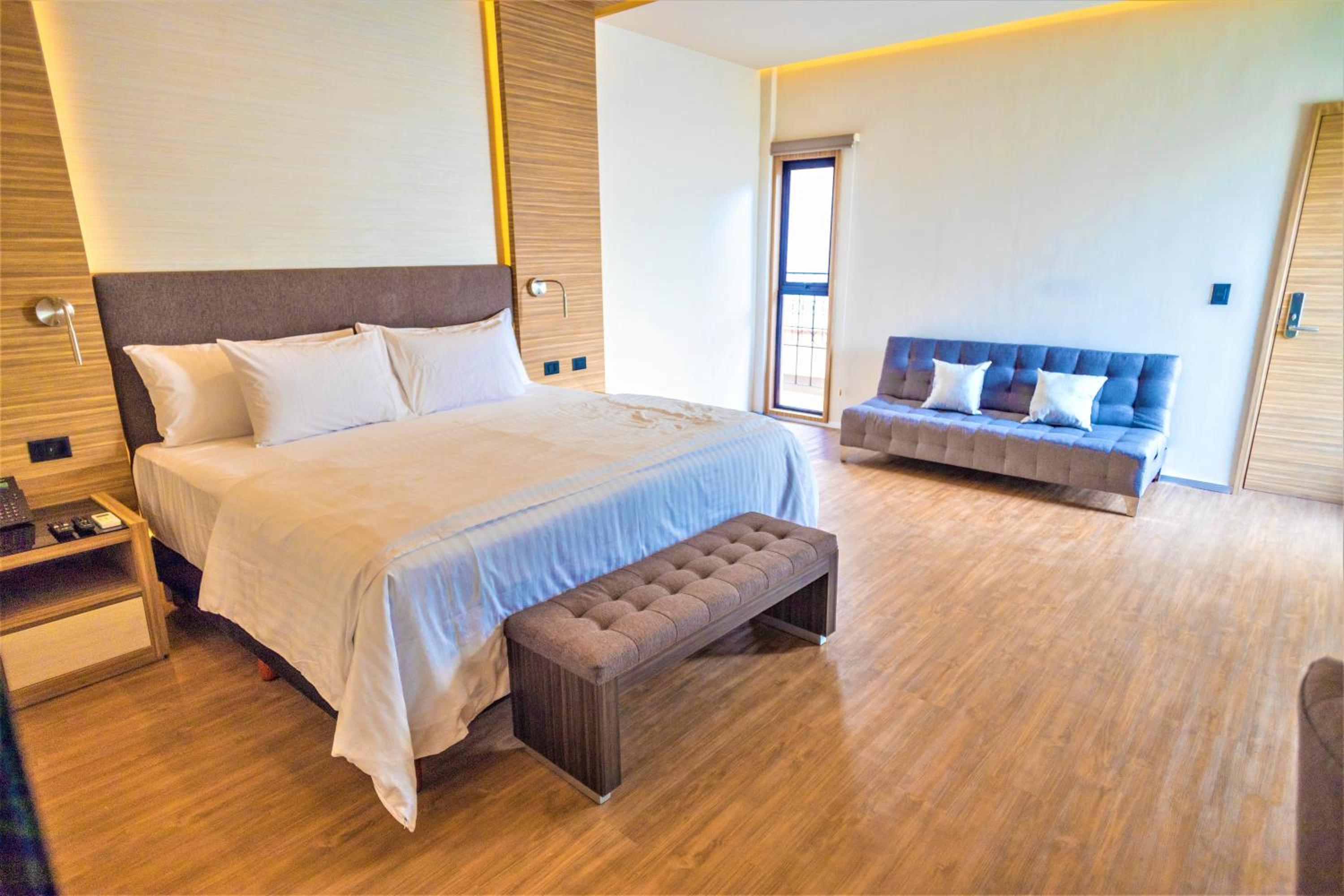 Family Suite with Balcony - Photo 2