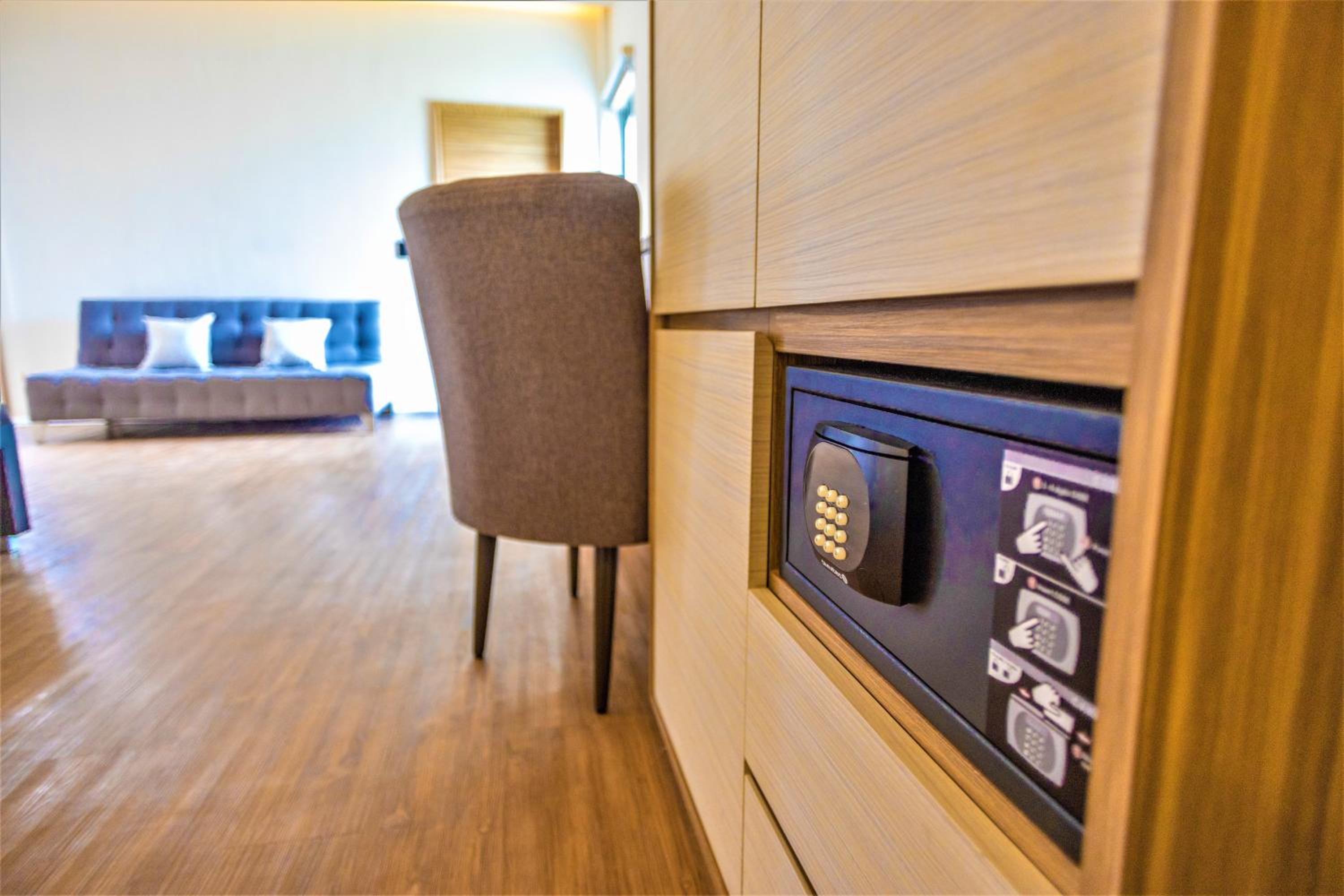 Family Suite with Balcony - Photo 3