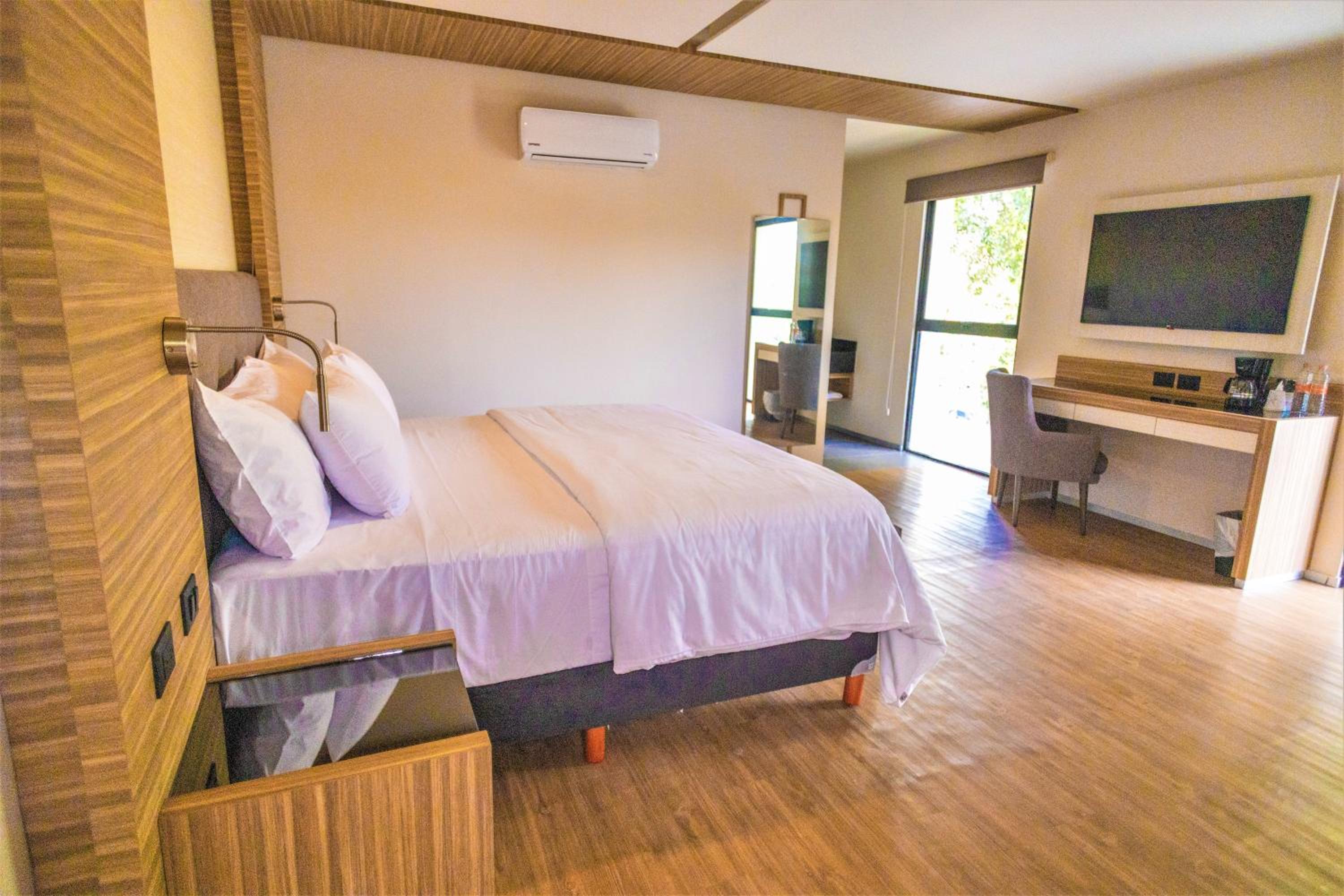 Superior King Room - Photo 13
