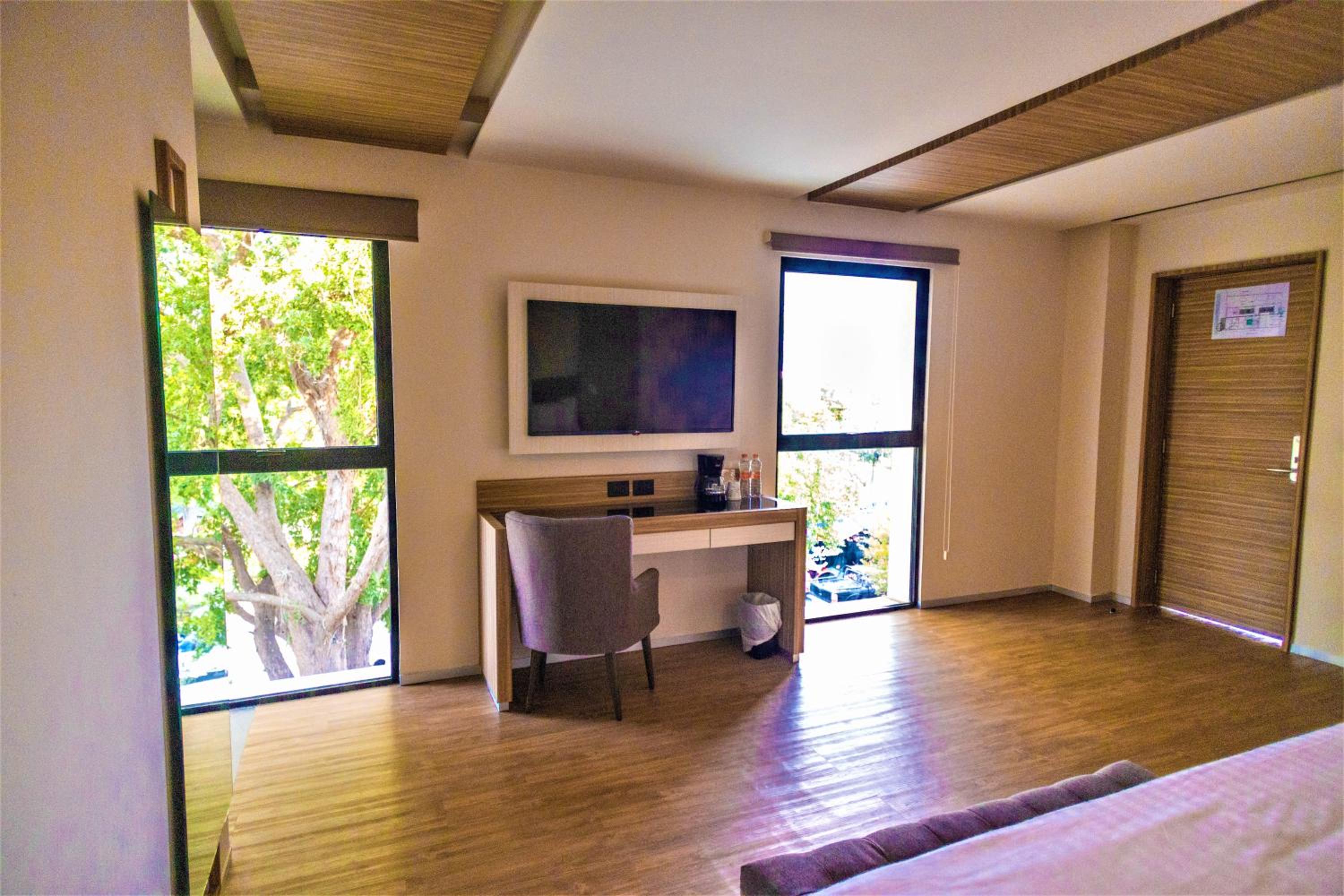 Superior King Room - Photo 12