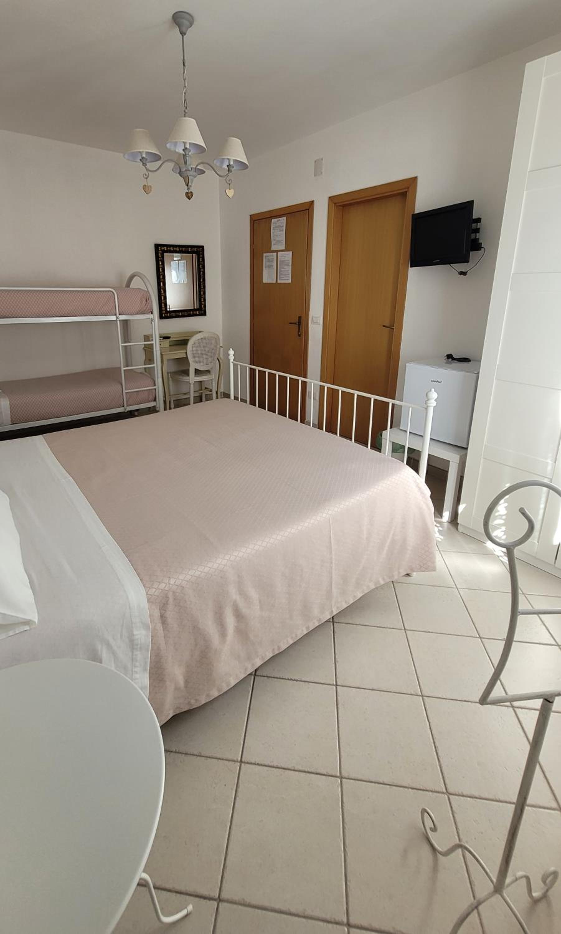 Quadruple Room - Photo 9